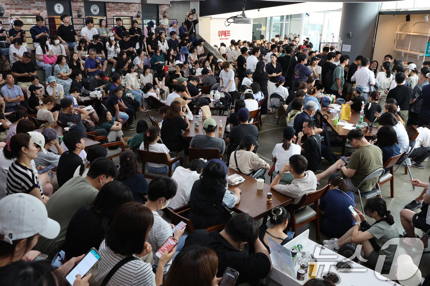 25일 오후 서울 강남구 위메프 본사가 &#39;정산 지연 사태&#39;로 환불을 요구하는 고객들로 붐비고 있다. 2024.7.25/뉴스1 ⓒ News1 신웅수 기자