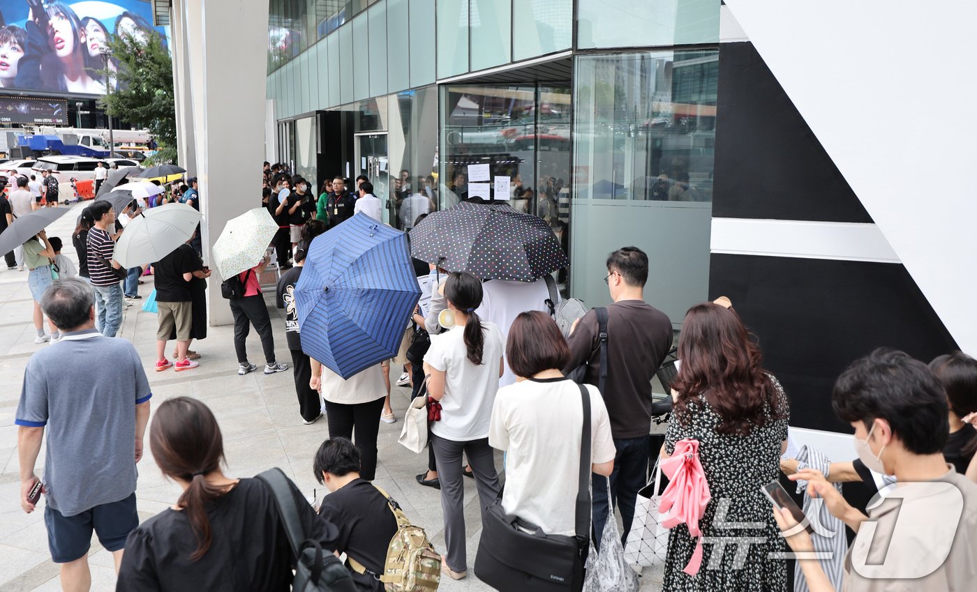 25일 오후 서울 강남구 위메프 본사가 &#39;정산 지연 사태&#39;로 환불을 요구하는 고객들로 붐비고 있다. 2024.7.25/뉴스1 ⓒ News1 신웅수 기자