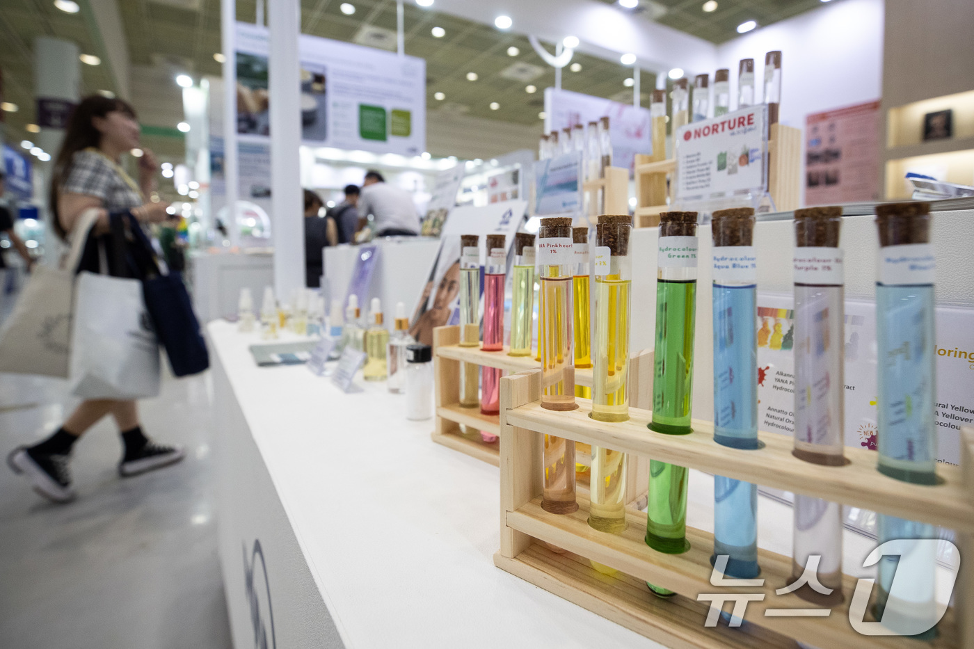 (서울=뉴스1) 유승관 기자 = 25일 서울 강남구 코엑스에서 열린 글로벌 퍼스널 케어 원료 전시 2024 인-코스메틱스 코리아에서 바이어들이 화장품 원료를 살펴보고 있다. 202 …
