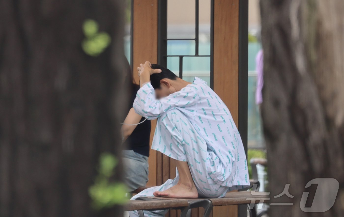 본문 이미지 - 25일 서울 시내 한 대학병원에서 환자가 휴식을 취하고 있다. 2024.7.25/뉴스1 ⓒ News1 김도우 기자