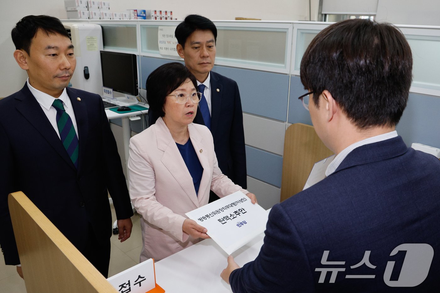 국회 과학기술정보방송통신위원회 더불어민주당 간사인 김현 의원&#40;가운데&#41;, 김용민 원내정책수석부대표&#40;왼쪽&#41;, 한민수 과방위원이 25일 서울 여의도 국회 의안과에서 방송통신위원장 직무대행&#40;이상인&#41; 탄핵소추안을 제출하고 있다. 2024.7.25/뉴스1 ⓒ News1 안은나 기자