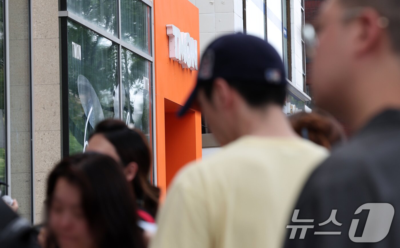 본문 이미지 - 25일 오후 서울 강남구 티몬 본사 사옥 앞에서 '정산 지연 사태'로 환불을 요구하는 피해자들로 붐비고 있다. 싱가포르 기반 e커머스인 큐텐 계열사인 위메프와 티몬에선 셀러 대금 정산 지연이 발생하면서 사태 여파가 커지고 있다. 류화현 위메프 대표는 이날 "오늘 책임지고 완수하겠다＂고 밝혔다. 2024.7.25/뉴스1 ⓒ News1 김성진 기자