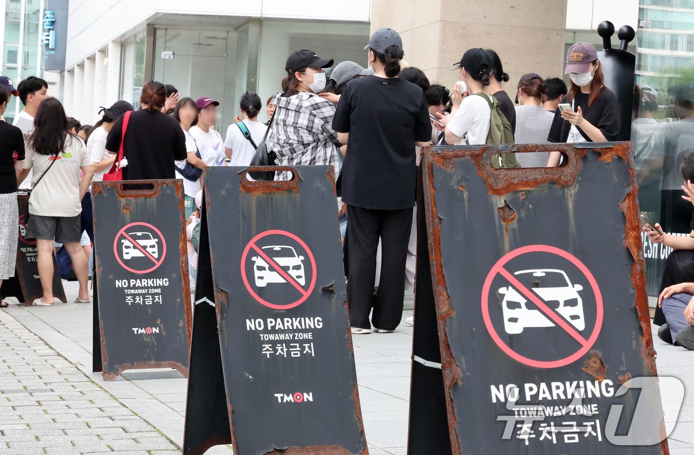 본문 이미지 - 25일 오후 서울 강남구 티몬 본사 사옥 앞에서 '정산 지연 사태'로 환불을 요구하는 피해자들로 붐비고 있다. 2024.7.25/뉴스1 ⓒ News1 김성진 기자