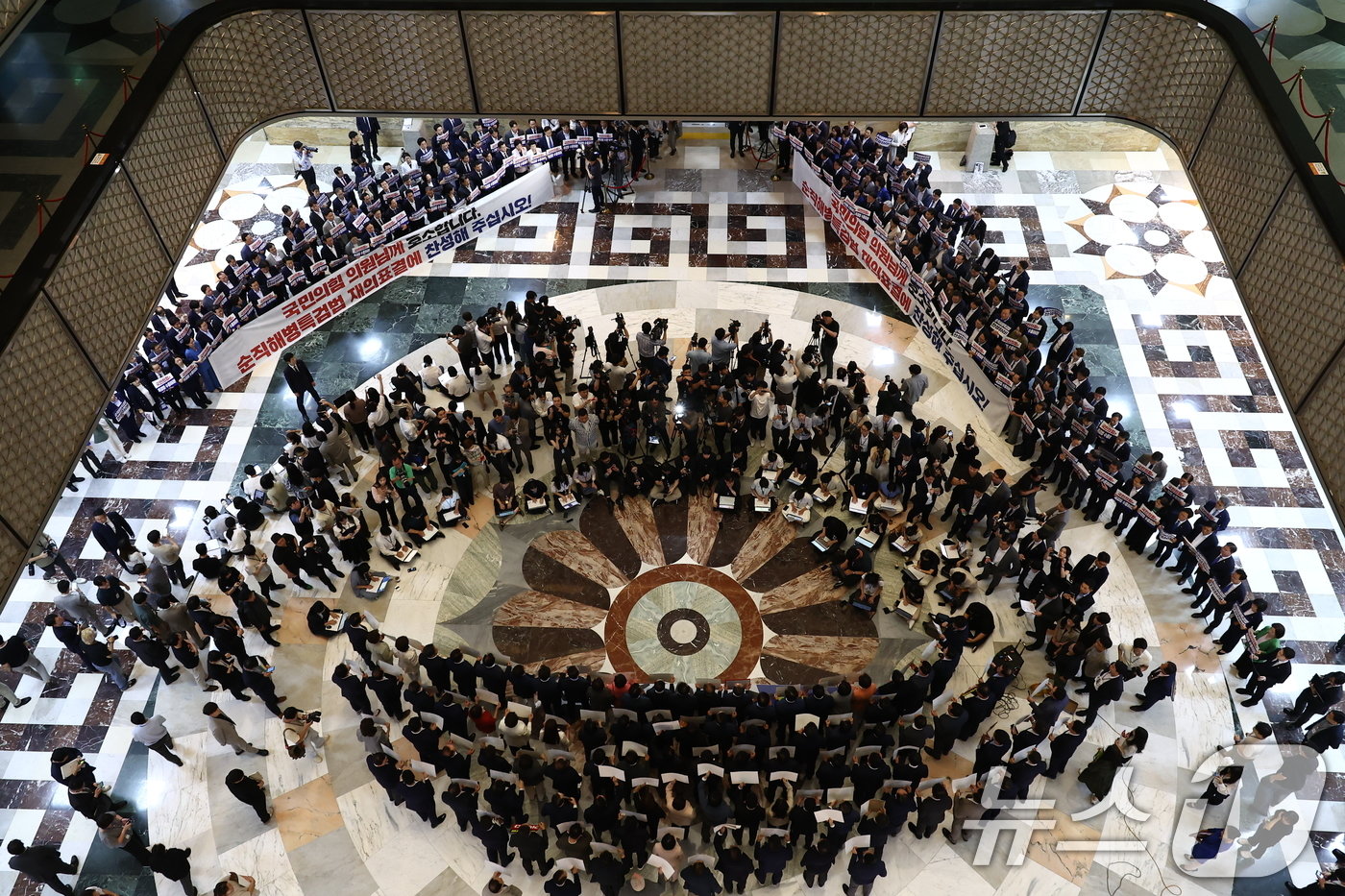 본문 이미지 - 추경호 국민의힘 원내대표를 비롯한 의원들이 25일 오후 서울 여의도 국회 본회의장 앞에서 방송장악법 거부 피켓을 들고 규탄 구호를 외치고 있다. 윗편에는 더불어민주당 의원들이 채해병 특검법 재의표결 찬성 현수막을 들고 대치하고 있다. 2024.7.25/뉴스1 ⓒ News1 김민지 기자