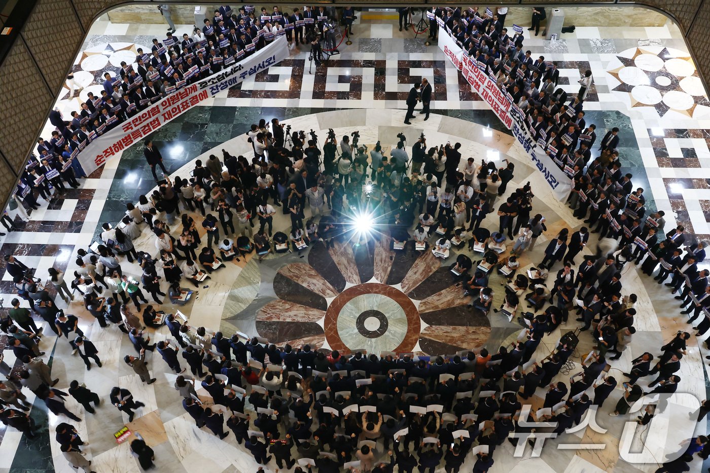 본문 이미지 - 추경호 국민의힘 원내대표를 비롯한 의원들이 25일 오후 서울 여의도 국회 본회의장 앞에서 방송장악법 거부 피켓을 들고 규탄 구호를 외치고 있다. 윗편에는 더불어민주당 의원들이 채해병 특검법 재의표결 찬성 현수막을 들고 대치하고 있다. 2024.7.25/뉴스1 ⓒ News1 김민지 기자