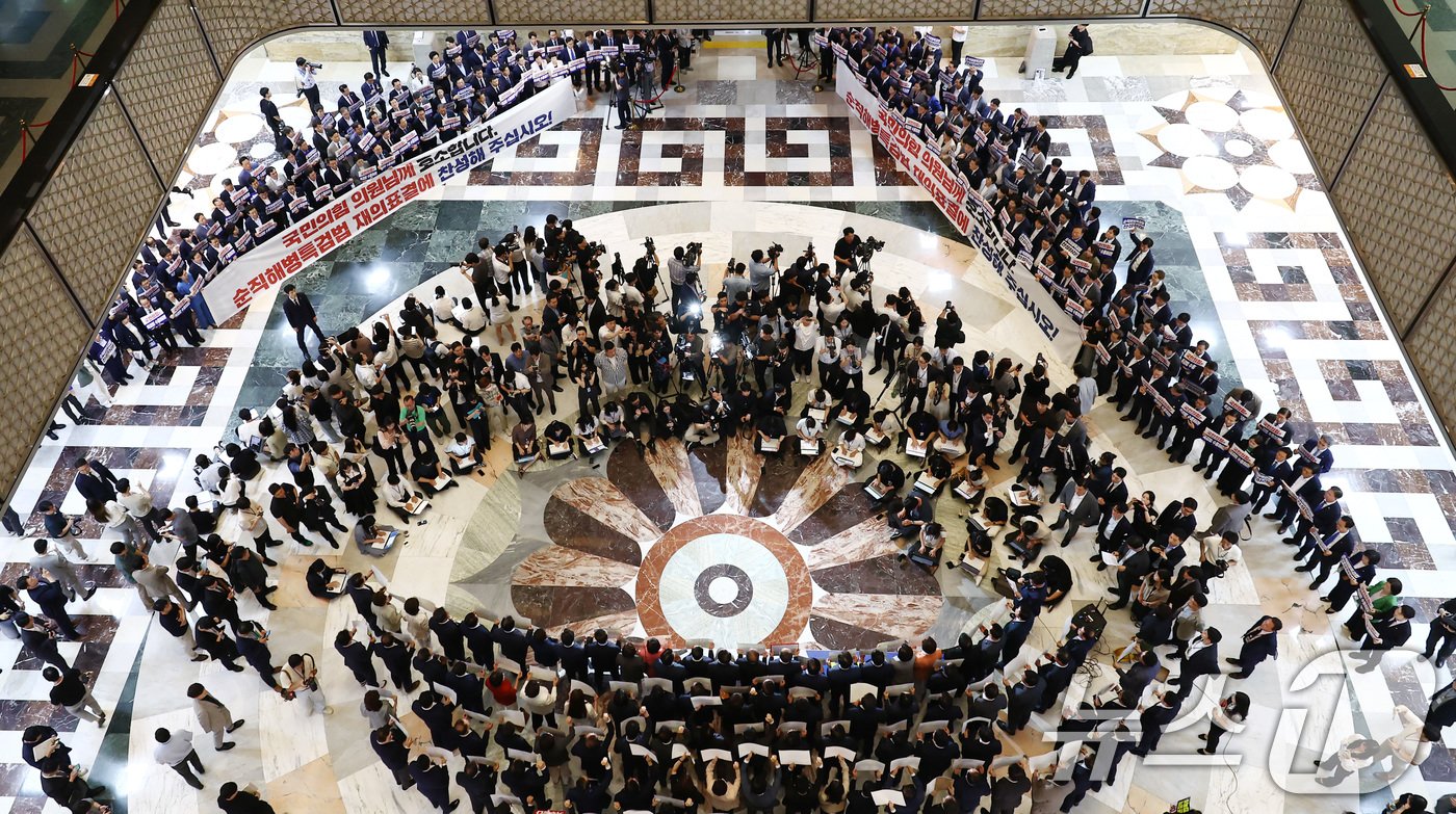 본문 이미지 - 추경호 국민의힘 원내대표를 비롯한 의원들이 25일 오후 서울 여의도 국회 본회의장 앞에서 방송장악법 거부 피켓을 들고 규탄 구호를 외치고 있다. 윗편에는 더불어민주당 의원들이 채해병 특검법 재의표결 찬성 현수막을 들고 대치하고 있다. 2024.7.25/뉴스1 ⓒ News1 김민지 기자