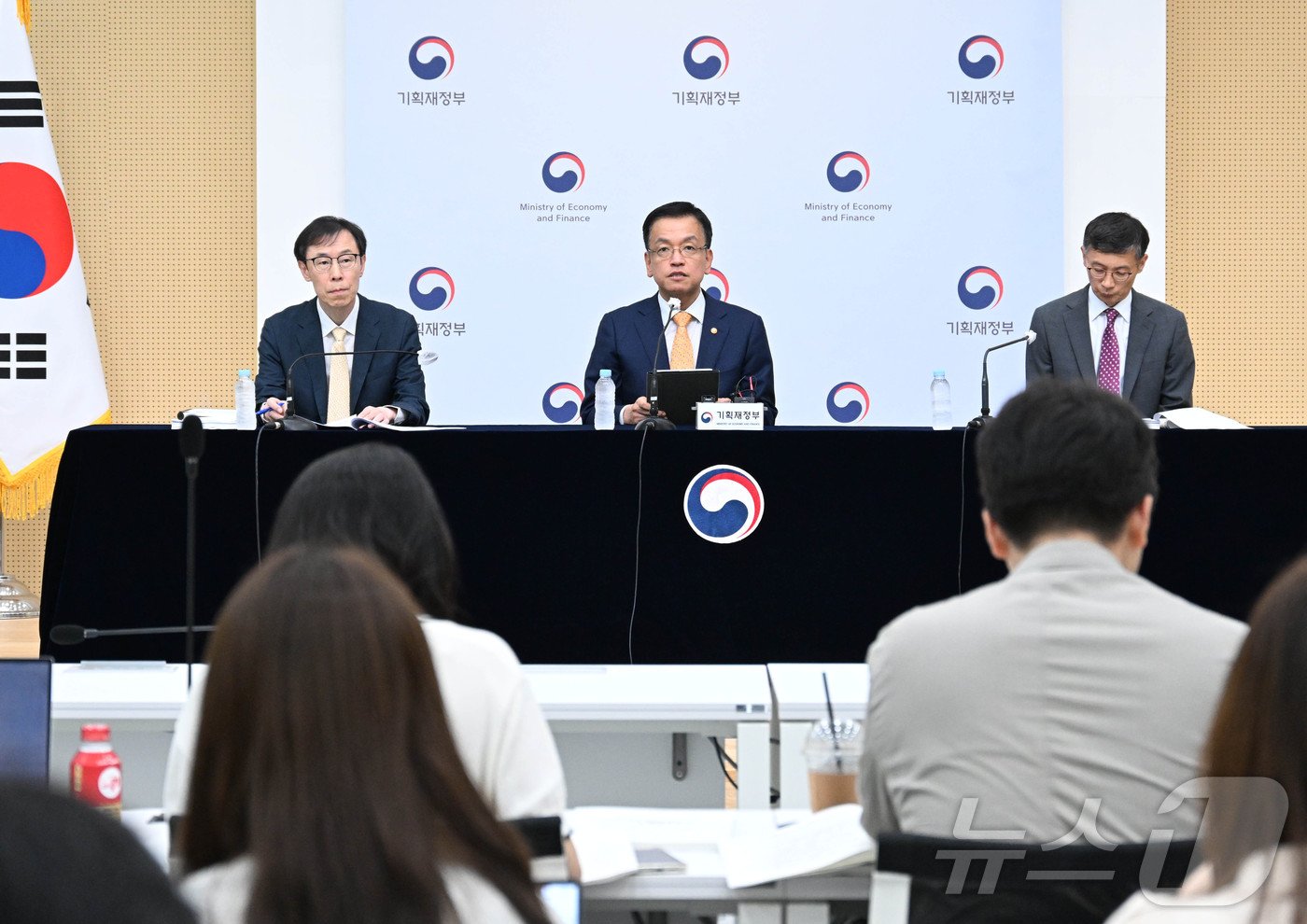 본문 이미지 - 최상목 부총리 겸 기획재정부 장관이 지난 22일 정부세종청사 중앙동 브리핑룸에서 &#39;2024년 세법개정안&#39; 사전 브리핑에서 발언하고 있다. 왼쪽부터 정정훈 세제실장, 최상목 부총리, 박금철 조세총괄정책관. 2024.07.25. &#40;기재부 제공&#41;