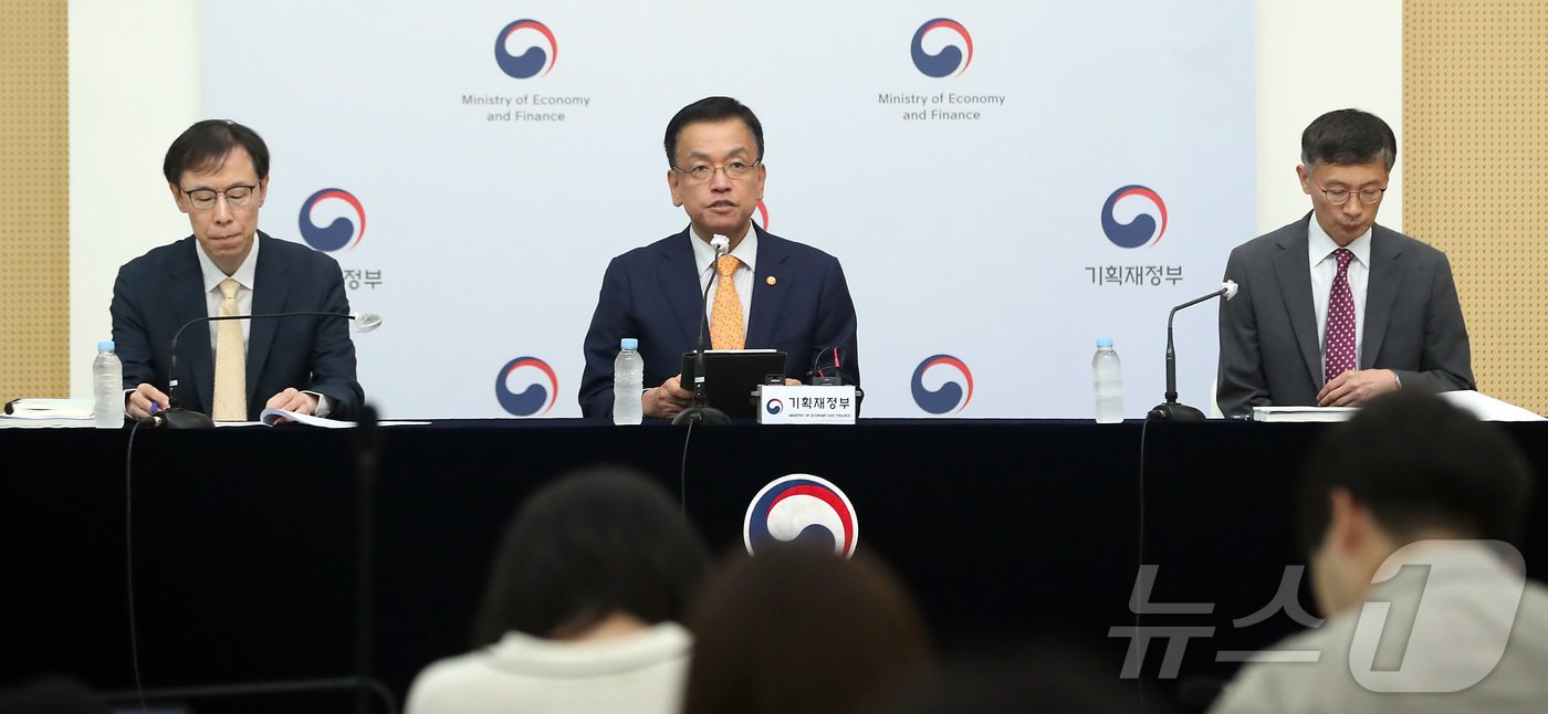 본문 이미지 - 최상목 경제부총리 겸 기획재정부 장관&#40;가운데&#41;이 지난 22일 세종시 정부세종청사에서 2024년 세법개정안 내용을 설명하고 있다.2024.7.25/뉴스1