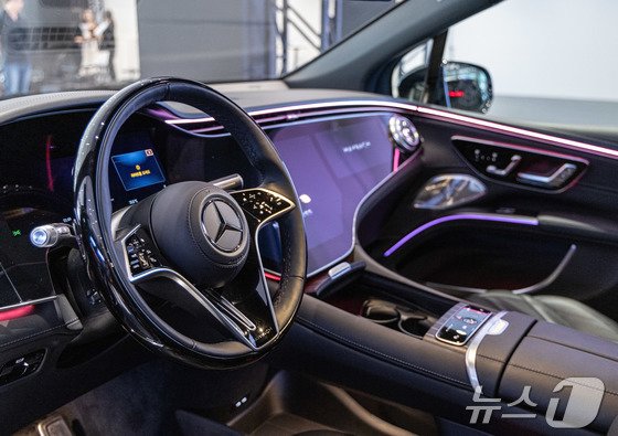 본문 이미지 -  메르세데스 벤츠 코리아는 25일 서울 성수동에 위치한 복합문화공간 XYZ에서 메르세데스 마이바스 EQS 680 SUV 나이트 시리즈를 공개했다. 해당 차량은마이바흐의 첫 순수 전기차로 블랙 및 실버를 조합한 투톤 페인트를 중심으로 어둡고 절제된 색상을 적용한 것이 특징이다. 사진은 이날 공개한 메르세데스 마이바흐 EQS 680 SUV의 모습. 2024.7.25/뉴스1