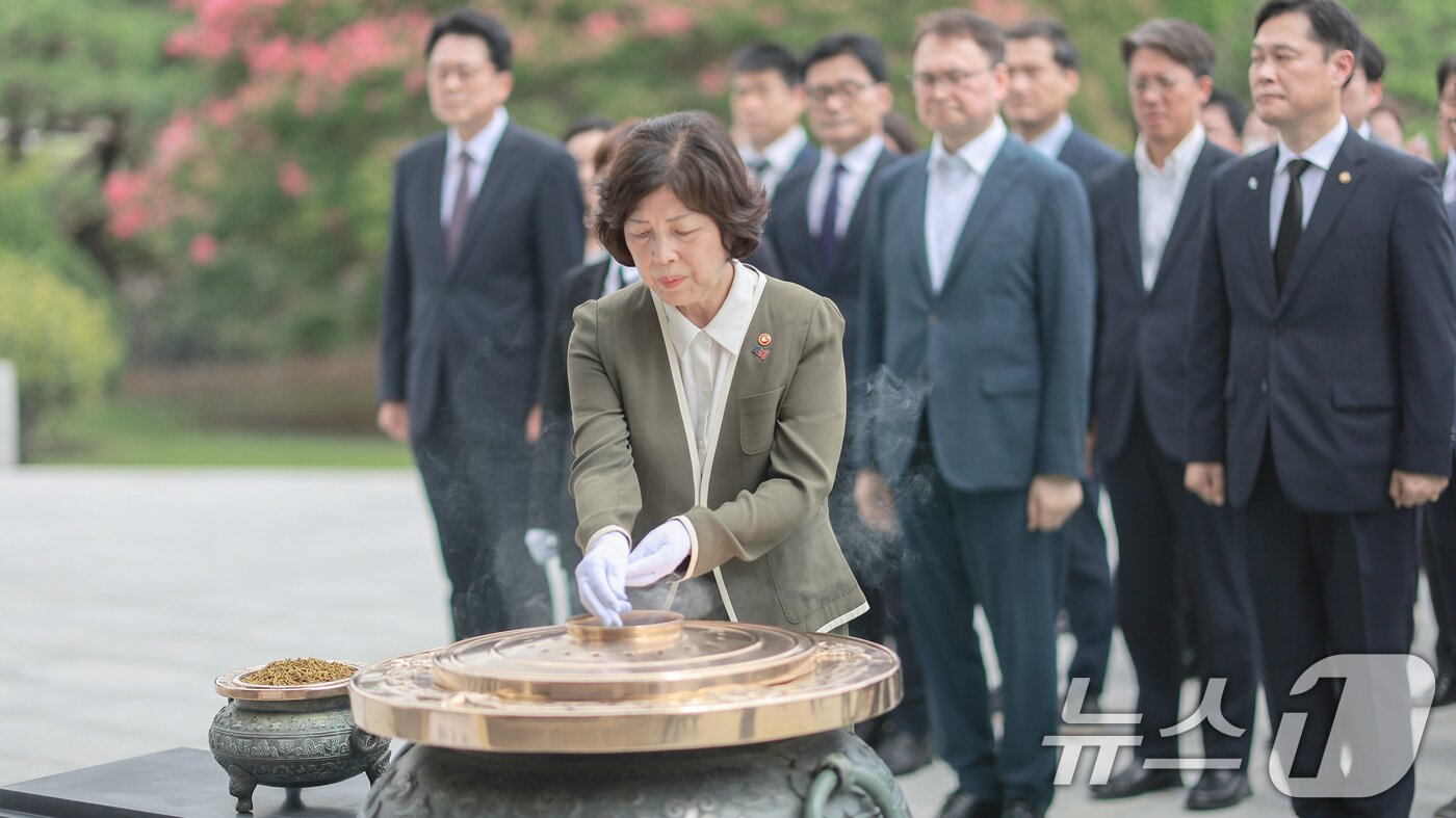 본문 이미지 - 강정애 국가보훈부 장관이 직원들과 25일 오전 서울 동작구 국립서울현충원 현충탑을 참배하고 있다. &#40;국가보훈부 제공&#41; 2024.7.25/뉴스1