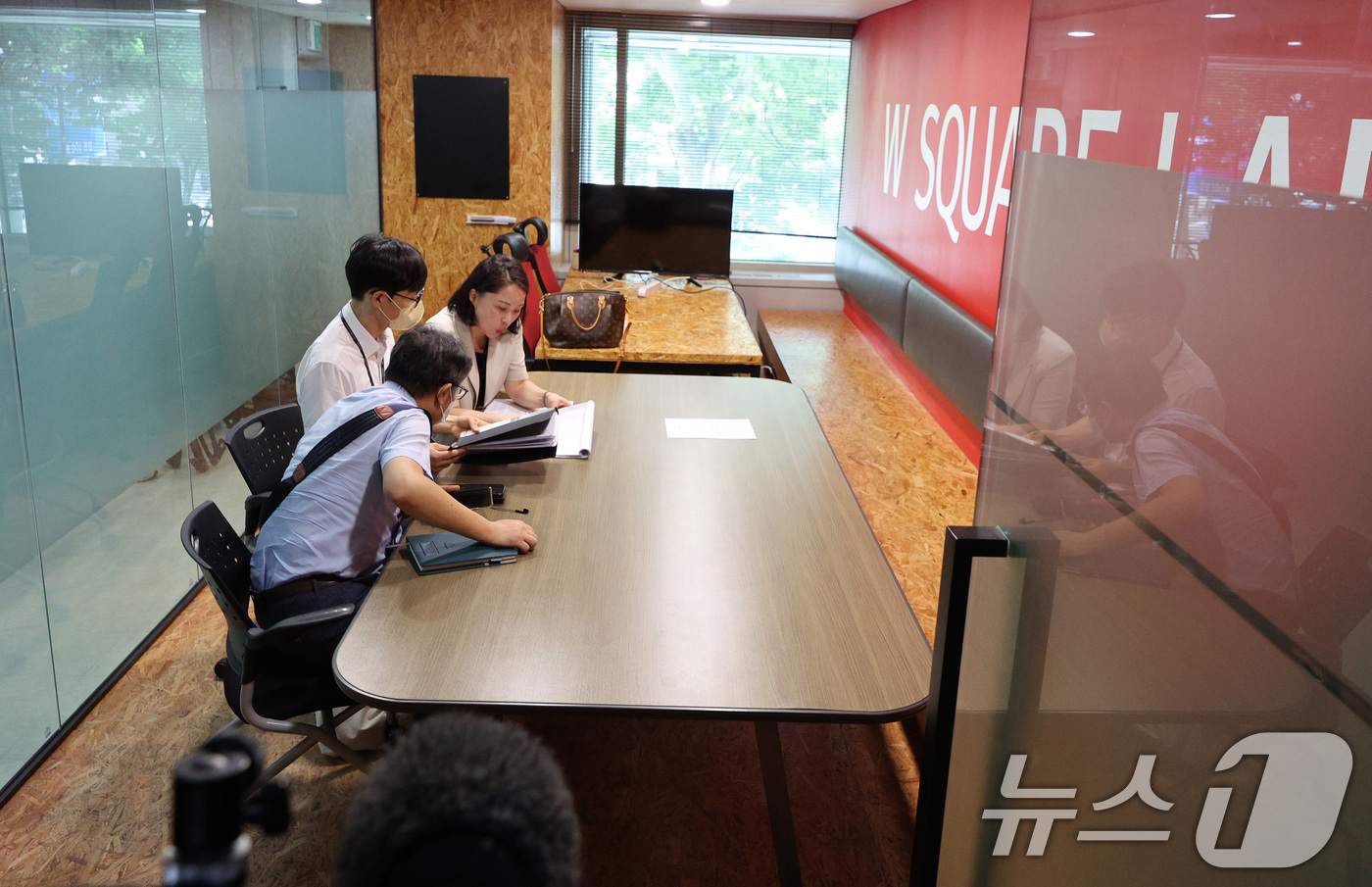 (서울=뉴스1) 신웅수 기자 = 공정거래위원회 조사원들이 25일 서울 강남구 위메프 별관 사무실을 방문해 현장 점검을 하고 있다.공정거래위원회는 이날 티몬·위메프의 대금 정산 지연 …