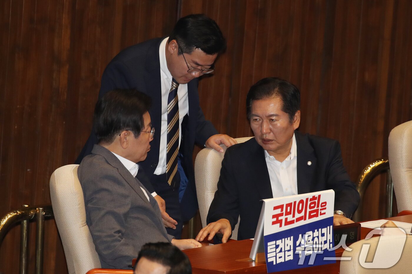 본문 이미지 - 지난해 7월 당시 이재명 대통령&#40;왼쪽&#41;과 박찬대 전 원내대표&#40;가운데&#41;, 정청래 의원&#40;오른쪽&#41;. 2024.7.25/뉴스1 ⓒ News1 이광호 기자