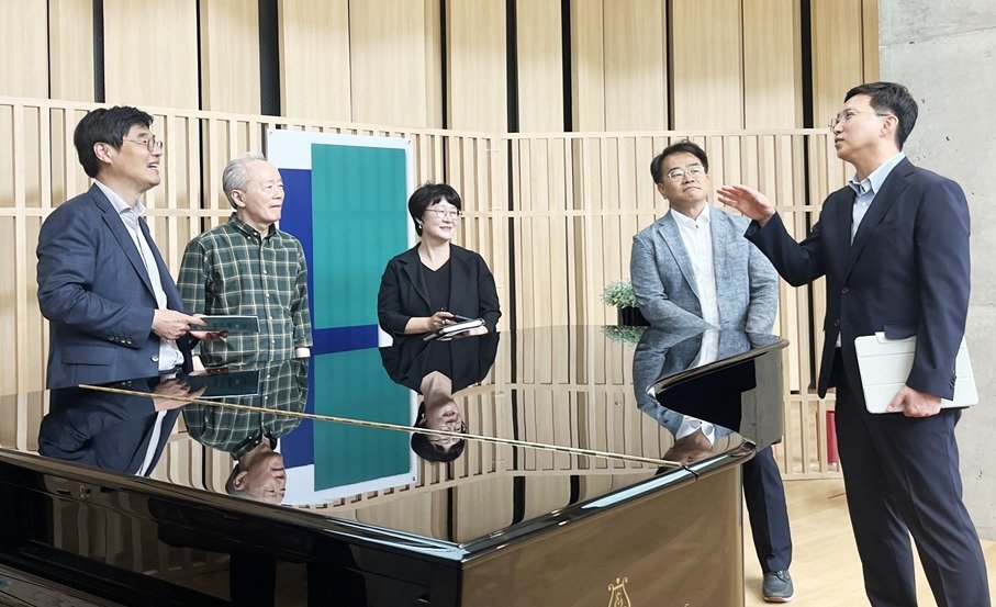 본문 이미지 - 김형렬 행복청장&#40;왼쪽&#41;과 금난새 지휘자&#40;왼쪽 두번째&#41; 이 25일 부산시 수영구 ‘F1963’에서 시설 관계자에게 공간 및 전시 노하우에 대한 설명을 듣고 있다. &#40;행복청 제공&#41; / 뉴스1