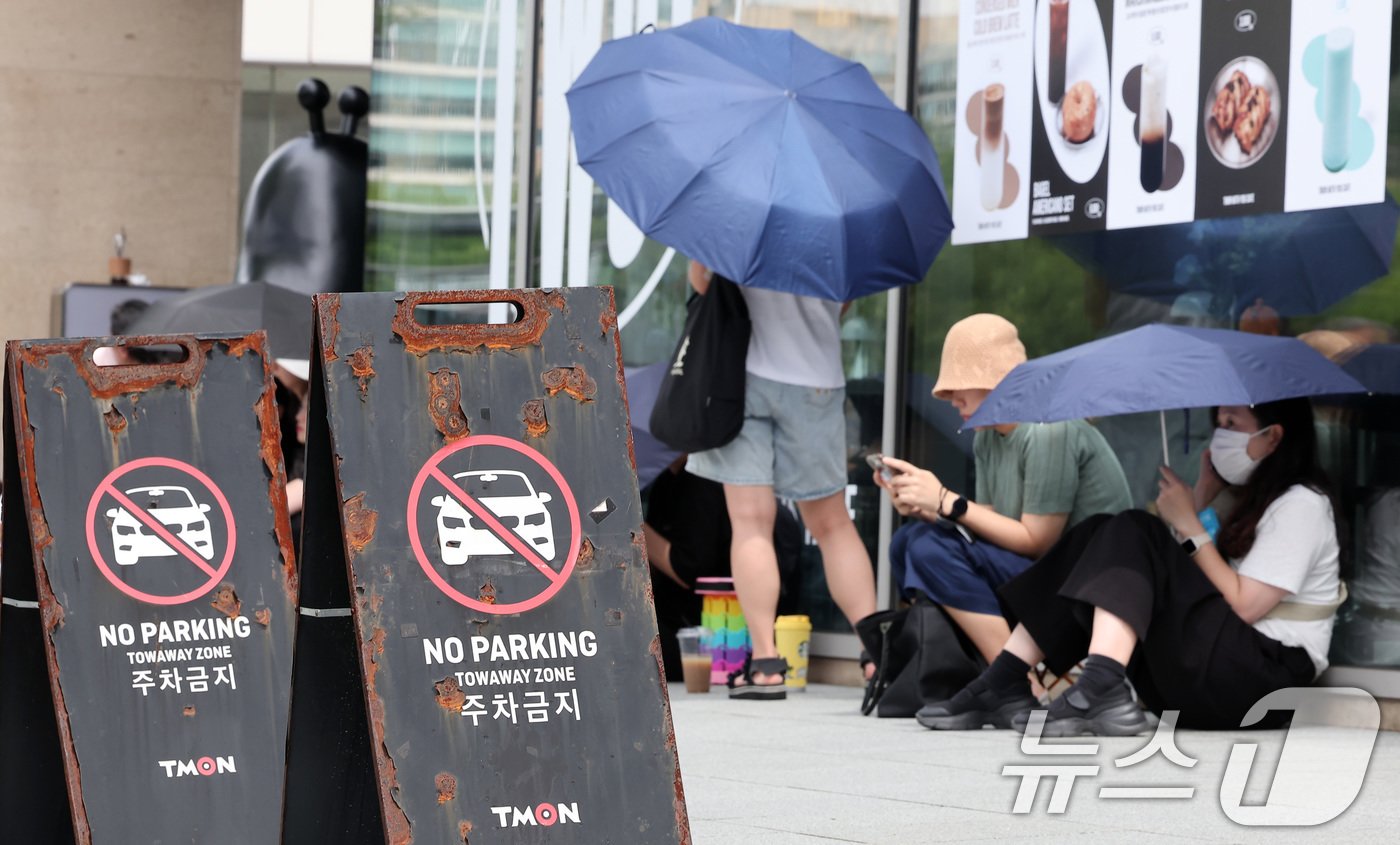 25일 오후 서울 강남구 티몬 본사 사옥 앞에서 &#39;정산 지연 사태&#39;로 환불을 요구하는 피해자들로 붐비고 있다. 2024.7.25/뉴스1 ⓒ News1 김성진 기자