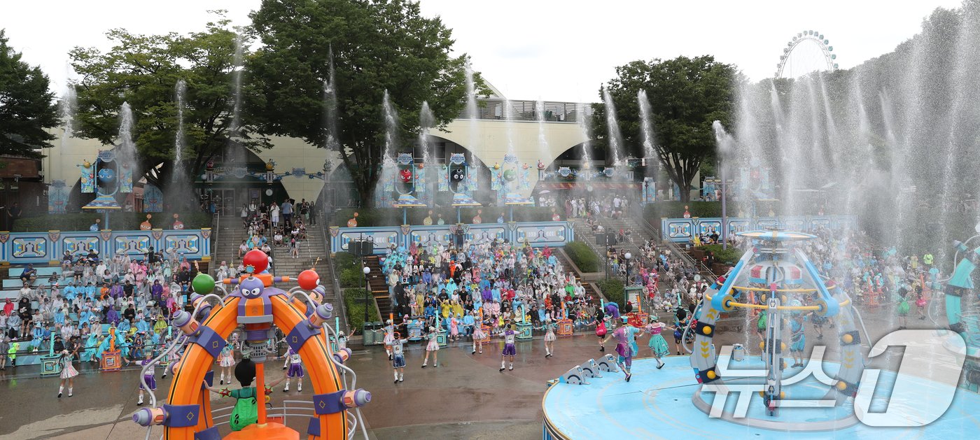 본문 이미지 - 중복이자 경기도 전역에 폭염특보가 발효된 25일 오후 경기 용인시 처인구 에버랜드를 찾은 시민들이 '슈팅 워터펀' 공연을 즐기고 있다. 2024.7.25/뉴스1 ⓒ News1 김영운 기자