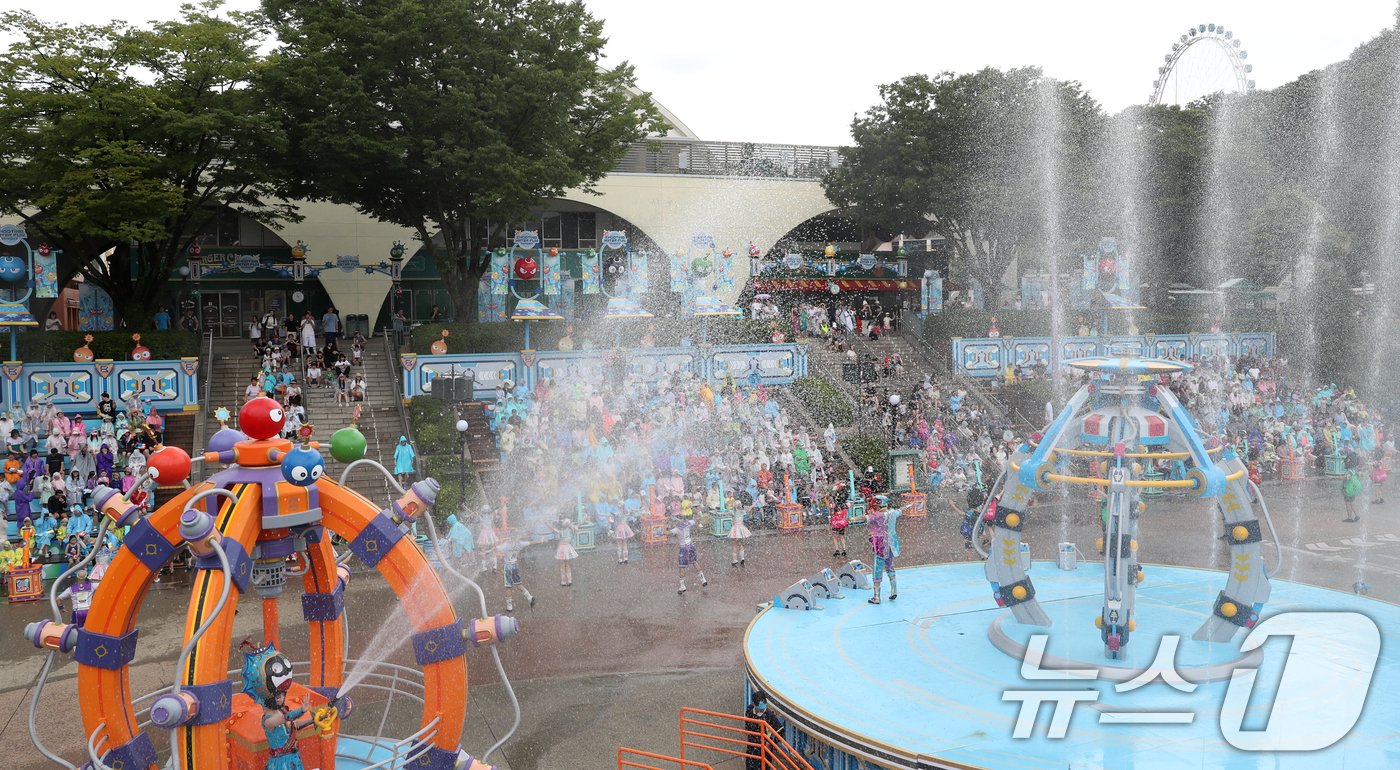 본문 이미지 - 중복이자 경기도 전역에 폭염특보가 발효된 25일 오후 경기 용인시 처인구 에버랜드를 찾은 시민들이 '슈팅 워터펀' 공연을 즐기고 있다. 2024.7.25/뉴스1 ⓒ News1 김영운 기자