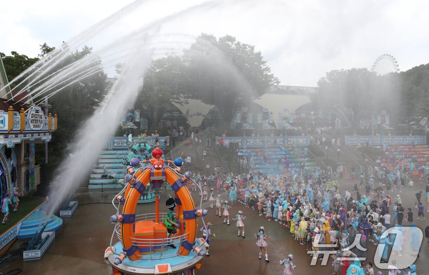본문 이미지 - 중복이자 경기도 전역에 폭염특보가 발효된 25일 오후 경기 용인시 처인구 에버랜드를 찾은 시민들이 '슈팅 워터펀' 공연을 즐기고 있다. 2024.7.25/뉴스1 ⓒ News1 김영운 기자