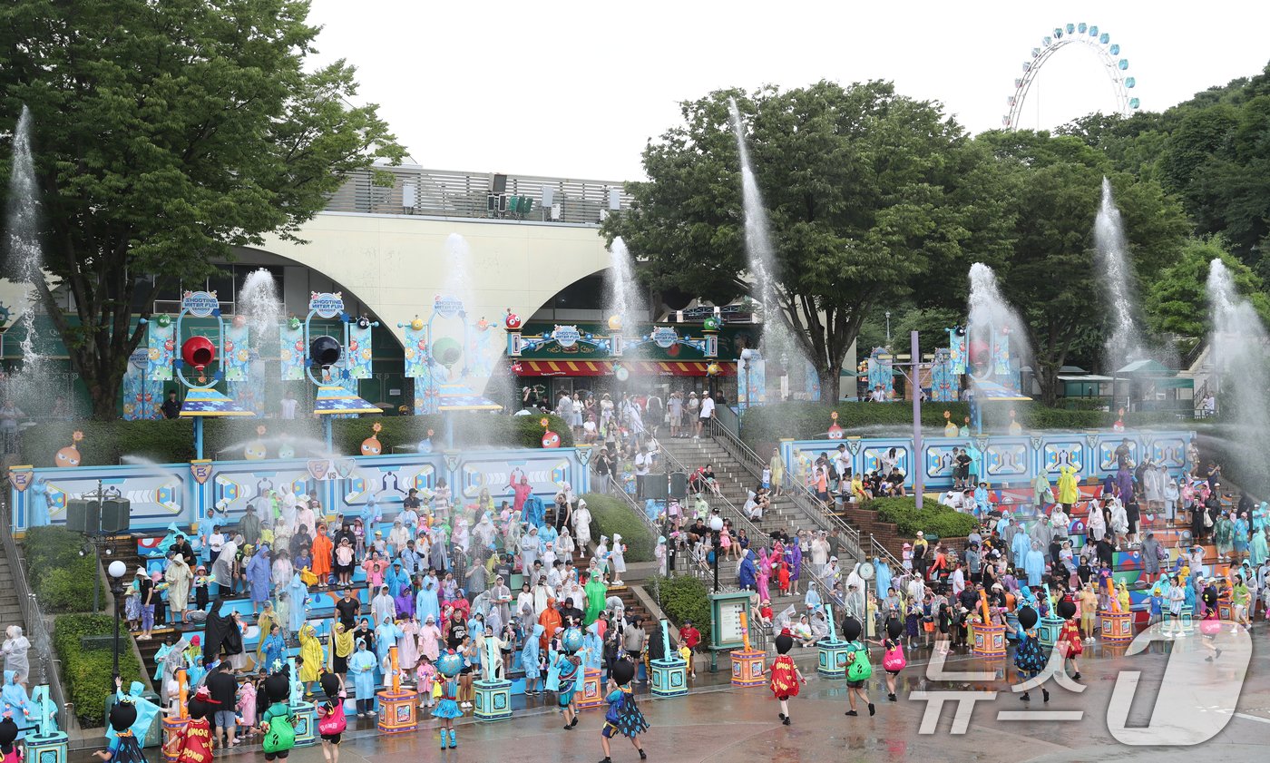 중복이자 경기도 전역에 폭염특보가 발효된 25일 오후 경기 용인시 처인구 에버랜드를 찾은 시민들이 &#39;슈팅 워터펀&#39; 공연을 즐기고 있다. 2024.7.25/뉴스1 ⓒ News1 김영운 기자