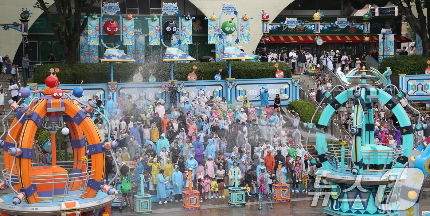 본문 이미지 - 중복이자 경기도 전역에 폭염특보가 발효된 25일 오후 경기 용인시 처인구 에버랜드를 찾은 시민들이 '슈팅 워터펀' 공연을 즐기고 있다. 2024.7.25/뉴스1 ⓒ News1 김영운 기자