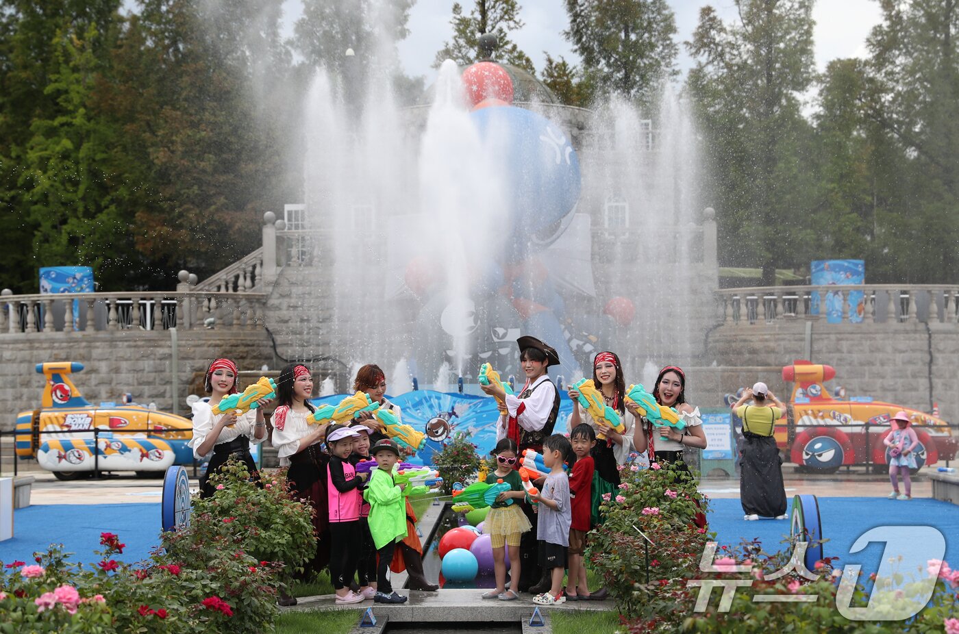 본문 이미지 - 중복이자 경기도 전역에 폭염특보가 발효된 25일 오후 경기 용인시 처인구 에버랜드 장미원에 마련된 워터 플레이그라운드를 찾은 아이들이 연기자들과 물총 싸움을 하며 더위를 식히고 있다. 2024.7.25/뉴스1 ⓒ News1 김영운 기자