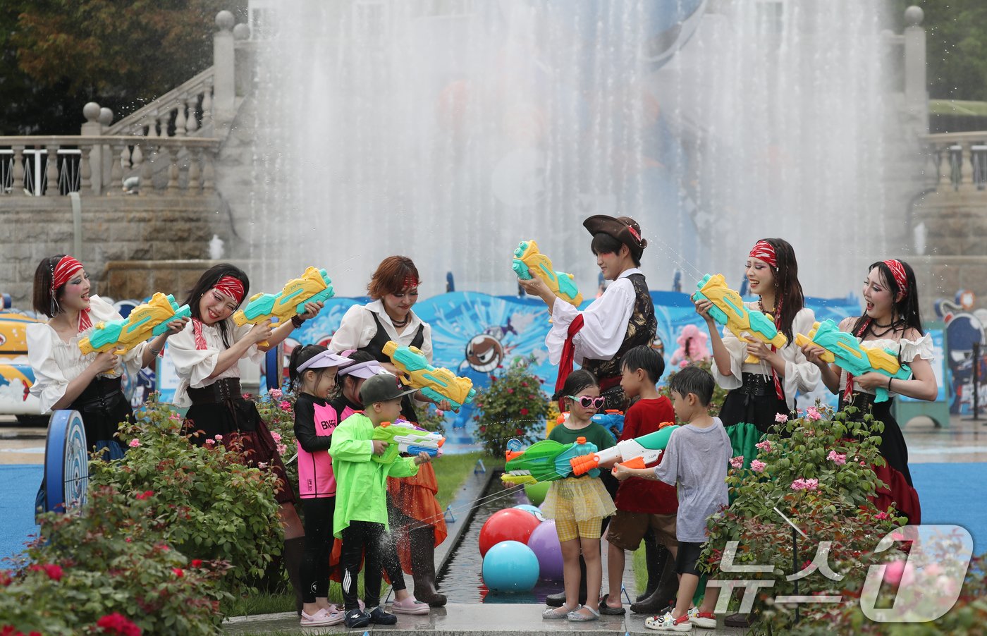 본문 이미지 - 중복이자 경기도 전역에 폭염특보가 발효된 25일 오후 경기 용인시 처인구 에버랜드 장미원에 마련된 워터 플레이그라운드를 찾은 아이들이 연기자들과 물총 싸움을 하며 더위를 식히고 있다. 2024.7.25/뉴스1 ⓒ News1 김영운 기자