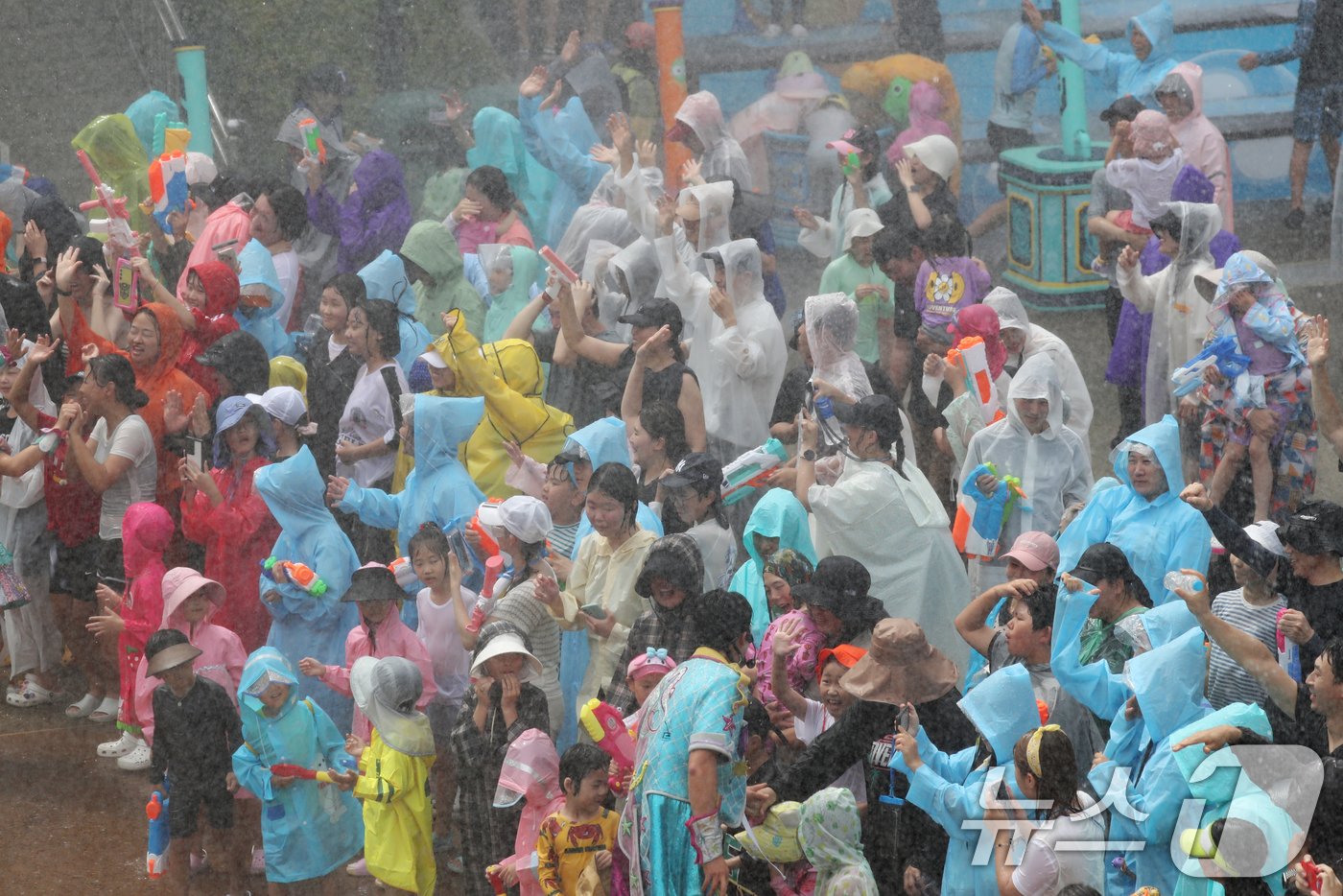 본문 이미지 - 중복이자 경기도 전역에 폭염특보가 발효된 25일 오후 경기 용인시 처인구 에버랜드를 찾은 시민들이 '슈팅 워터펀' 공연을 즐기고 있다. 2024.7.25/뉴스1 ⓒ News1 김영운 기자