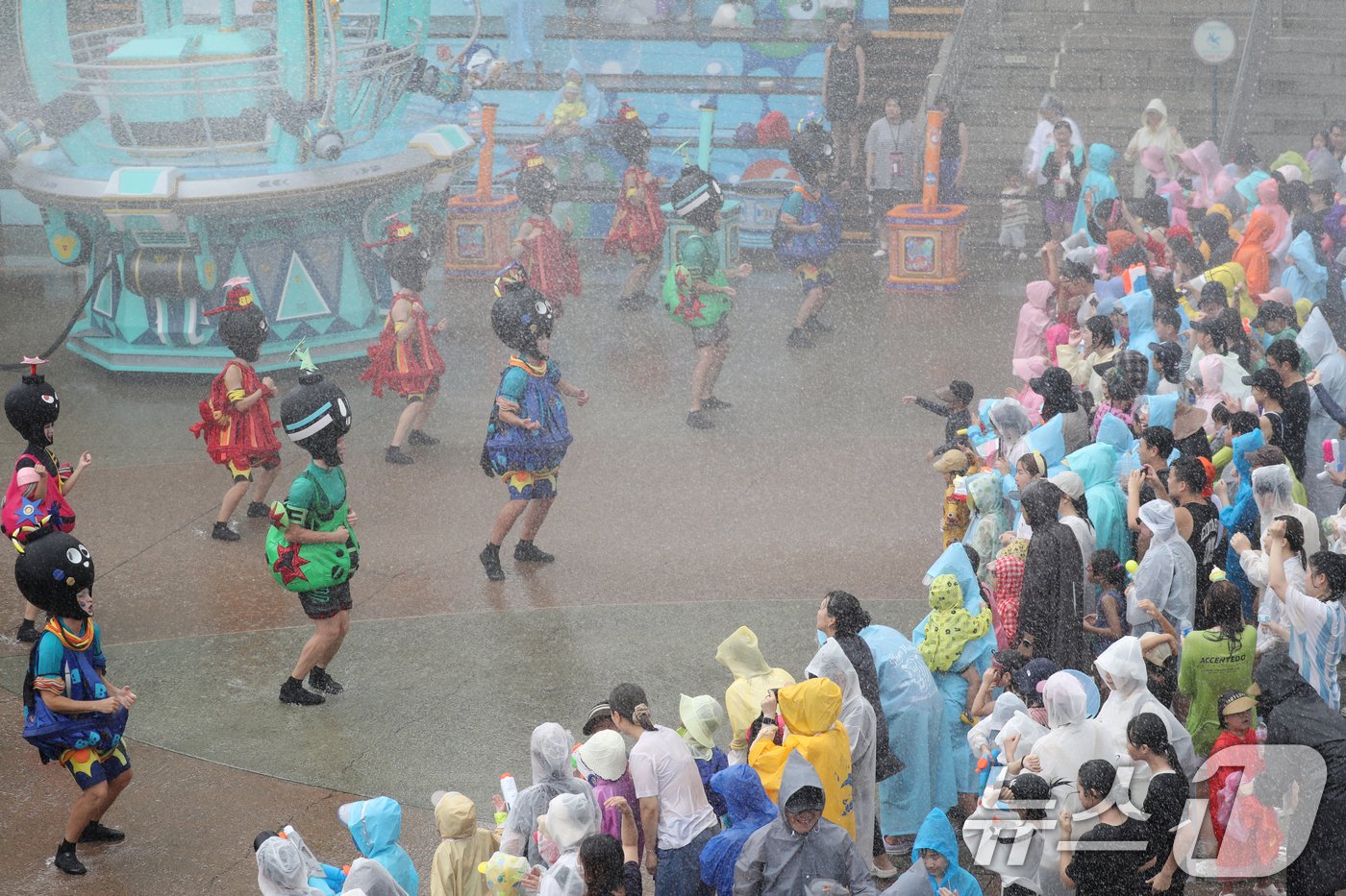 본문 이미지 - 중복이자 경기도 전역에 폭염특보가 발효된 25일 오후 경기 용인시 처인구 에버랜드를 찾은 시민들이 '슈팅 워터펀' 공연을 즐기고 있다. 2024.7.25/뉴스1 ⓒ News1 김영운 기자
