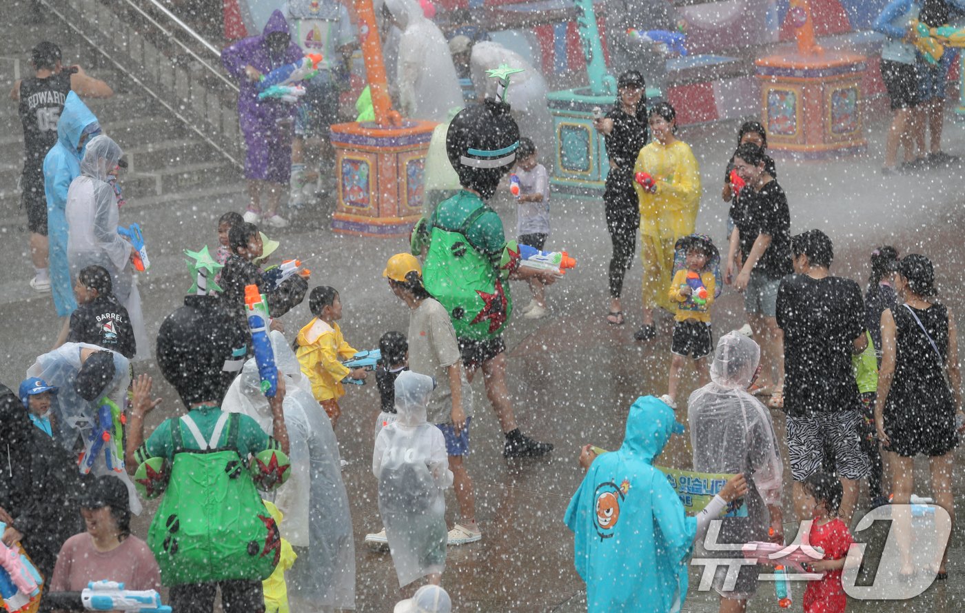 본문 이미지 - 중복이자 경기도 전역에 폭염특보가 발효된 25일 오후 경기 용인시 처인구 에버랜드를 찾은 시민들이 '슈팅 워터펀' 공연을 즐기고 있다. 2024.7.25/뉴스1 ⓒ News1 김영운 기자