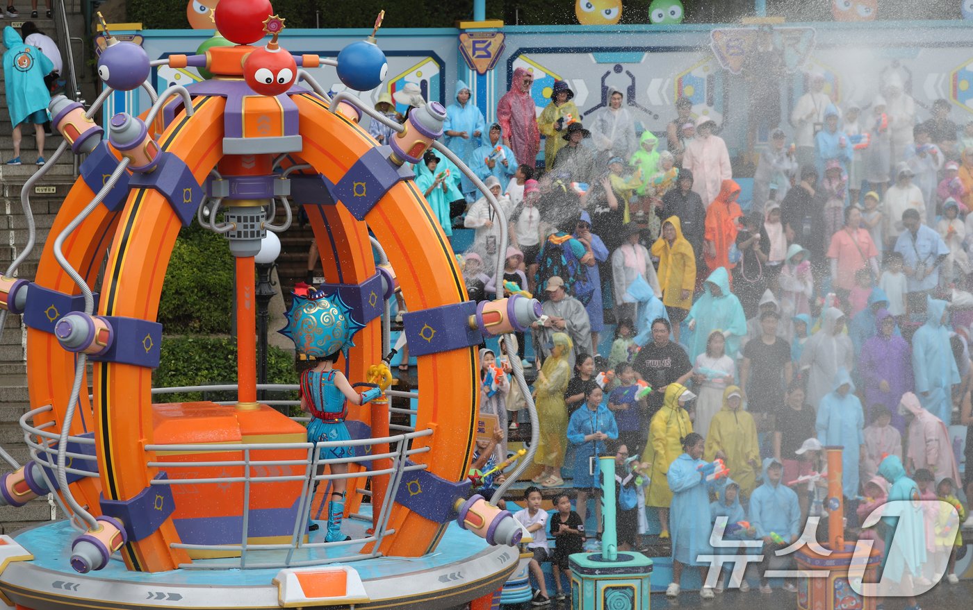 본문 이미지 - 중복이자 경기도 전역에 폭염특보가 발효된 25일 오후 경기 용인시 처인구 에버랜드를 찾은 시민들이 '슈팅 워터펀' 공연을 즐기고 있다. 2024.7.25/뉴스1 ⓒ News1 김영운 기자