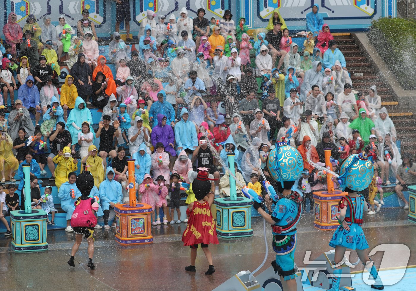 본문 이미지 - 중복이자 경기도 전역에 폭염특보가 발효된 25일 오후 경기 용인시 처인구 에버랜드를 찾은 시민들이 '슈팅 워터펀' 공연을 즐기고 있다. 2024.7.25/뉴스1 ⓒ News1 김영운 기자