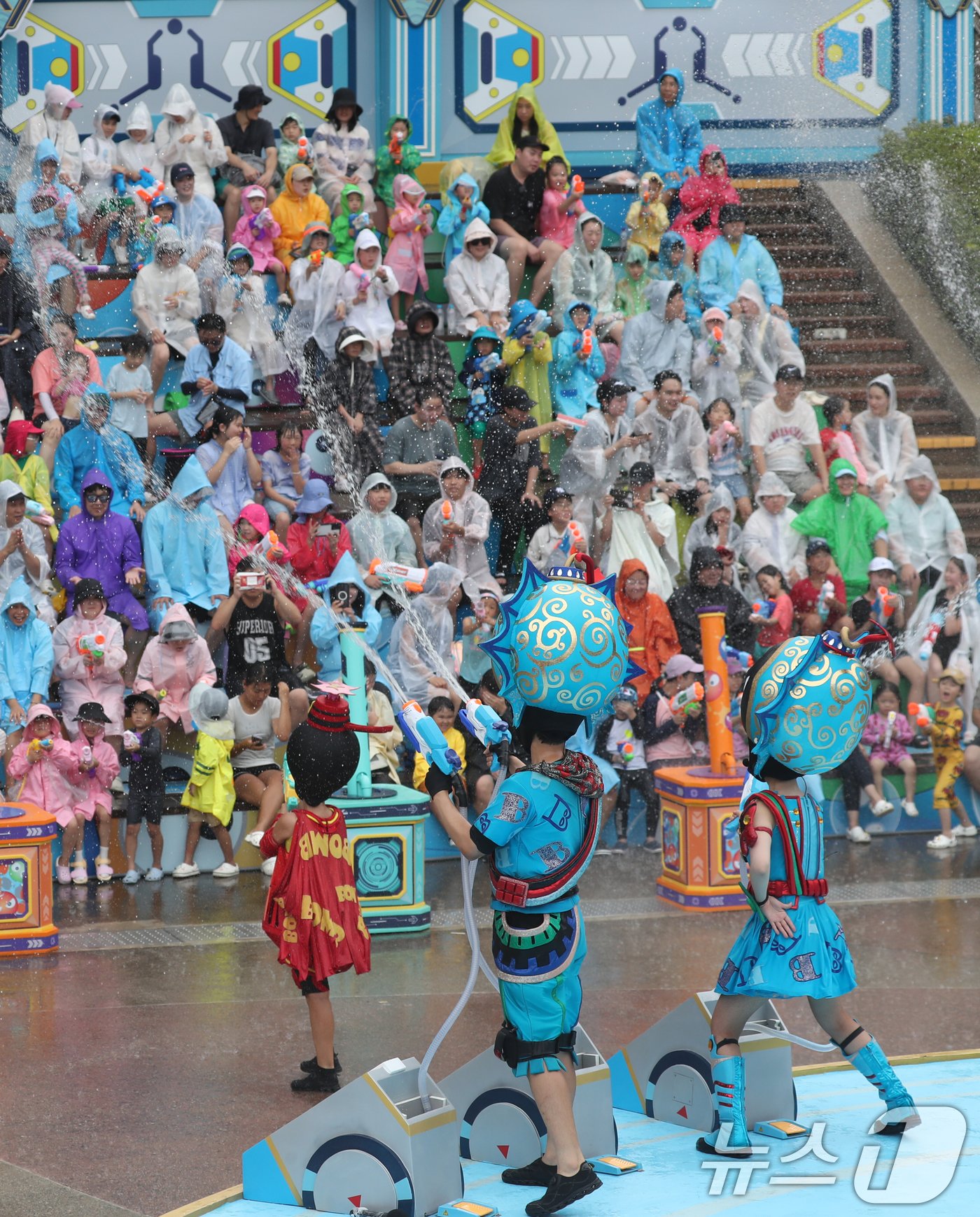 본문 이미지 - 중복이자 경기도 전역에 폭염특보가 발효된 25일 오후 경기 용인시 처인구 에버랜드를 찾은 시민들이 '슈팅 워터펀' 공연을 즐기고 있다. 2024.7.25/뉴스1 ⓒ News1 김영운 기자