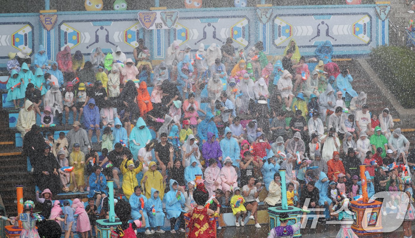 본문 이미지 - 중복이자 경기도 전역에 폭염특보가 발효된 25일 오후 경기 용인시 처인구 에버랜드를 찾은 시민들이 '슈팅 워터펀' 공연을 즐기고 있다. 2024.7.25/뉴스1 ⓒ News1 김영운 기자