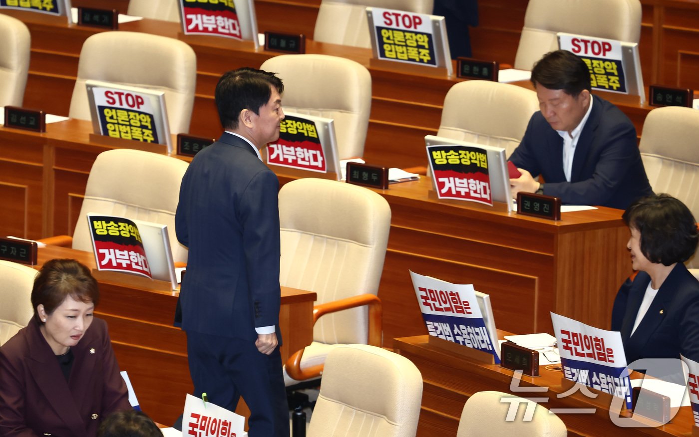 안철수 국민의힘 의원이25일 오후 서울 여의도 국회에서 열린 제416회국회&#40;임시회&#41; 제1차 본회의에서 채해병 특검법 재표결&#40;순직 해병 수사 방해 및 사건 은폐 등의 진상규명을 위한 특별검사의 임명 등에 관한 법률안 재의의 건&#41; 투표를 마치고 자리로 향하고 있다. 2024.7.25/뉴스1 ⓒ News1 김민지 기자