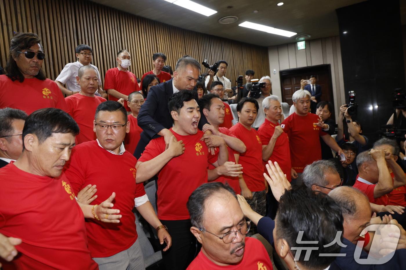 (서울=뉴스1) 안은나 기자 = 해병대 예비역 연대 회원들이 25일 오후 서울 여의도 국회에서 열린 제416회국회(임시회) 제1차 본회의에서 채해병 특검법(순직 해병 수사 방해 및 …