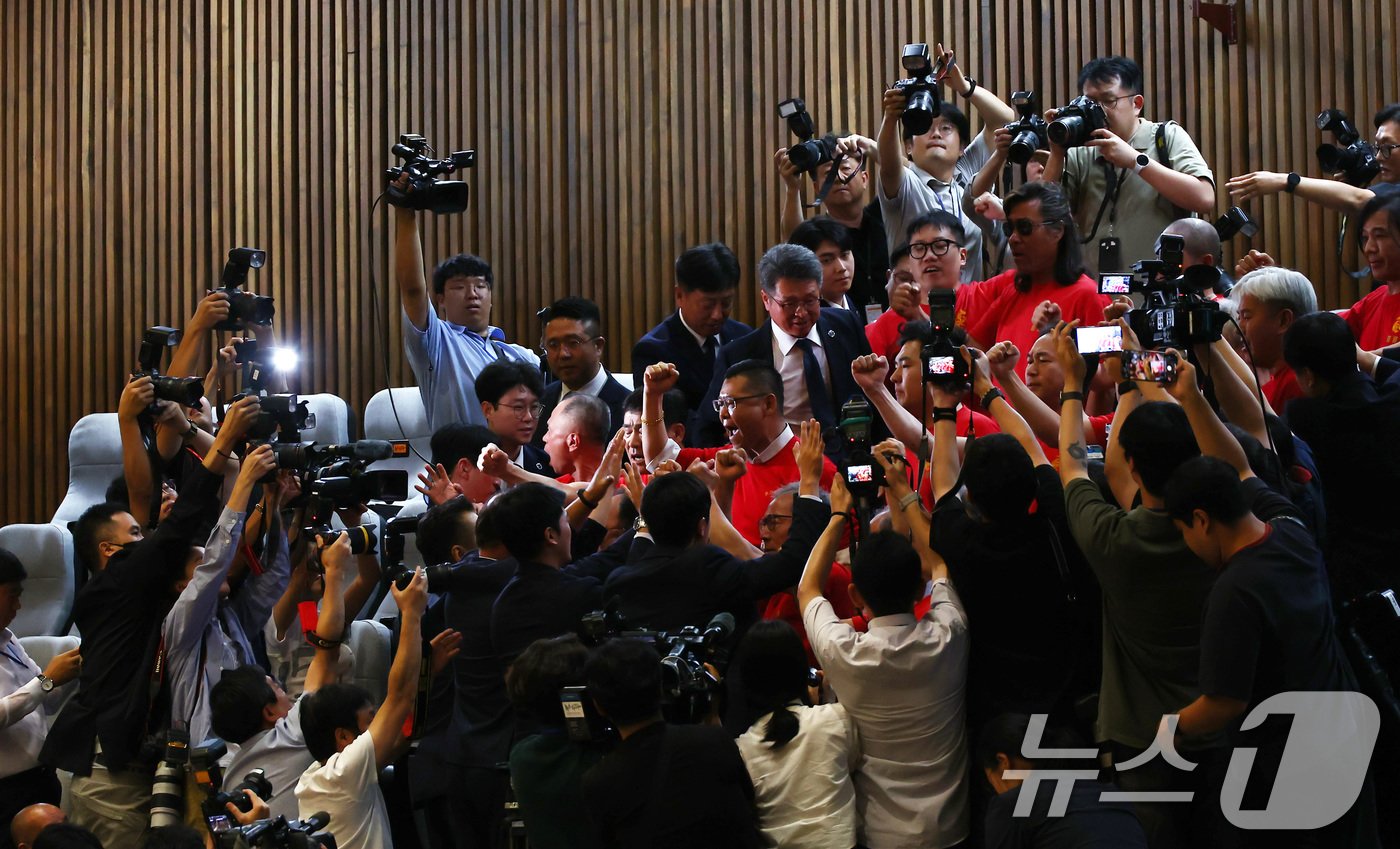 본문 이미지 - 25일 오후 서울 여의도 국회에서 열린 제416회국회(임시회) 제1차 본회의에서 채해병 특검법 재표결(순직 해병 수사 방해 및 사건 은폐 등의 진상규명을 위한 특별검사의 임명 등에 관한 법률안 재의의 건)이 부결되자 해병대 예비역 연대가 "한동훈 대표는 채해병 특검법 발의하라＂고 외치고 있다. 2024.7.25/뉴스1 ⓒ News1 김민지 기자