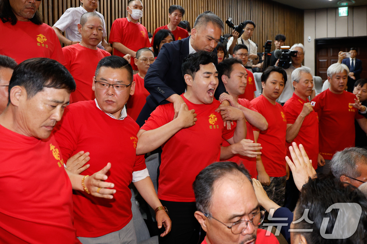 (서울=뉴스1) 안은나 기자 = 해병대 예비역 연대 회원들이 25일 오후 서울 여의도 국회에서 열린 제416회국회(임시회) 제1차 본회의에서 채해병 특검법 재표결(순직 해병 수사 …