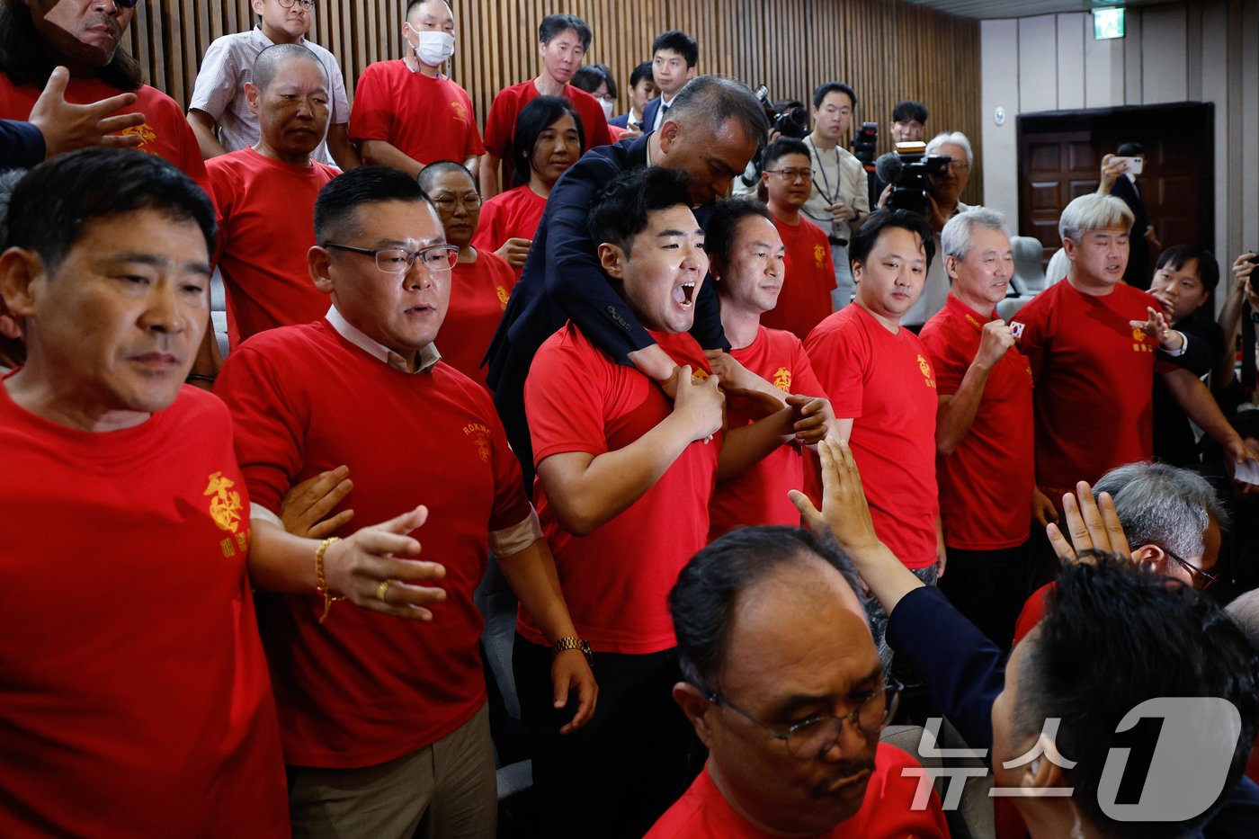 본문 이미지 - 해병대 예비역 연대 회원들이 25일 오후 서울 여의도 국회에서 열린 제416회국회(임시회) 제1차 본회의에서 채해병 특검법 재표결(순직 해병 수사 방해 및 사건 은폐 등의 진상규명을 위한 특별검사의 임명 등에 관한 법률안 재의의 건) 결과 재석 의원 299명 중 찬성 194명, 반대 104명, 무효 1명으로 부결되자 항의하고 있다. 2024.7.25/뉴스1 ⓒ News1 안은나 기자
