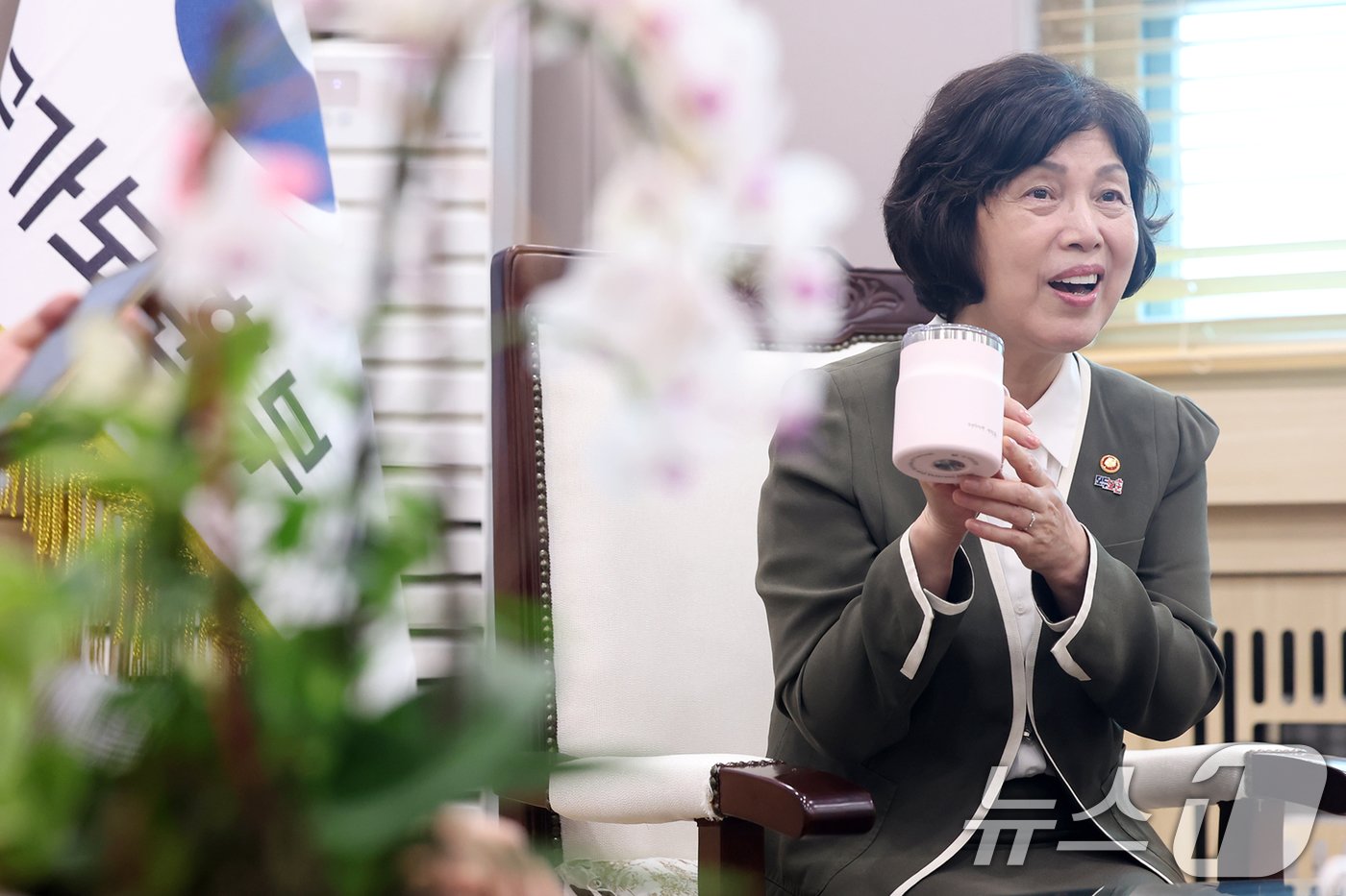 본문 이미지 - 강정애 국가보훈부 장관이 취재진에게 새로 제작한 보훈부 머그컵의 의미를 설명하고 있다. 컵 하단에 국가보훈부 로고를 넣고 컵 표면에 &#39;대한민국 원더풀&#39;을 넣은 것은 보훈을 주춧돌로 하나되는 대한민국을 구현해 대한민국을 원더풀하게 만들겠다는 의미를 담고 있고, 보훈부를 머그컵 하단에 넣은 추가적 의미는 주춧돌은 보이지는 않지만 대한민국의 유공자, 제복근무자와 국민 모두를 섬기는 보훈부 역할을 충실히 하겠다는 각오라고 설명했다.2024.7.25/뉴스1 ⓒ News1 민경석 기자