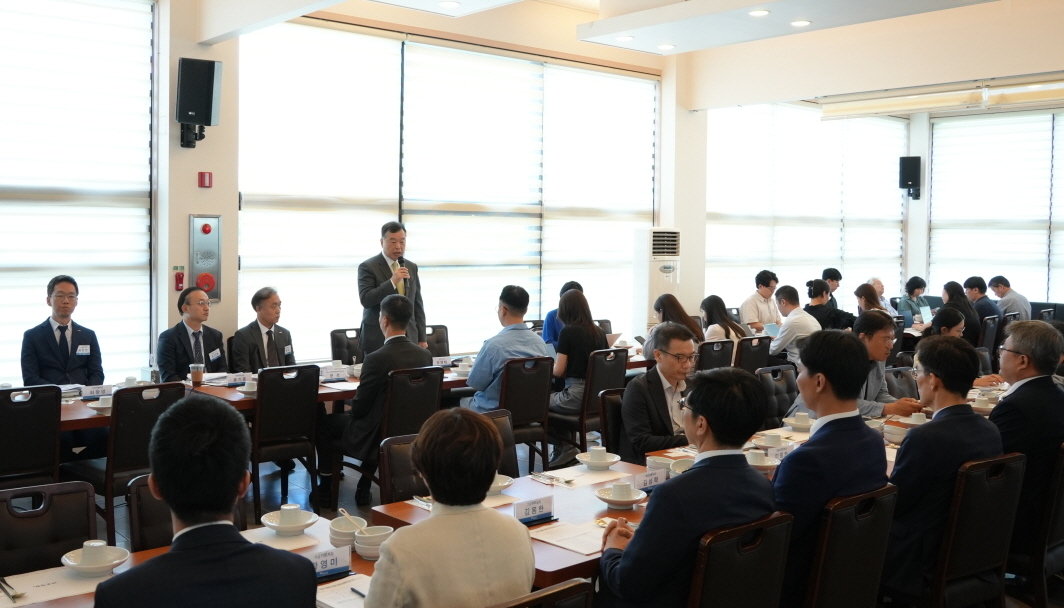 본문 이미지 - 유병태 주택도시보증공사(HUG) 사장이 25일 세종시에서 열린 국토교통부 출입기자단 간담회에서 질문에 답하고 있다.(주택도시보증공사 제공)