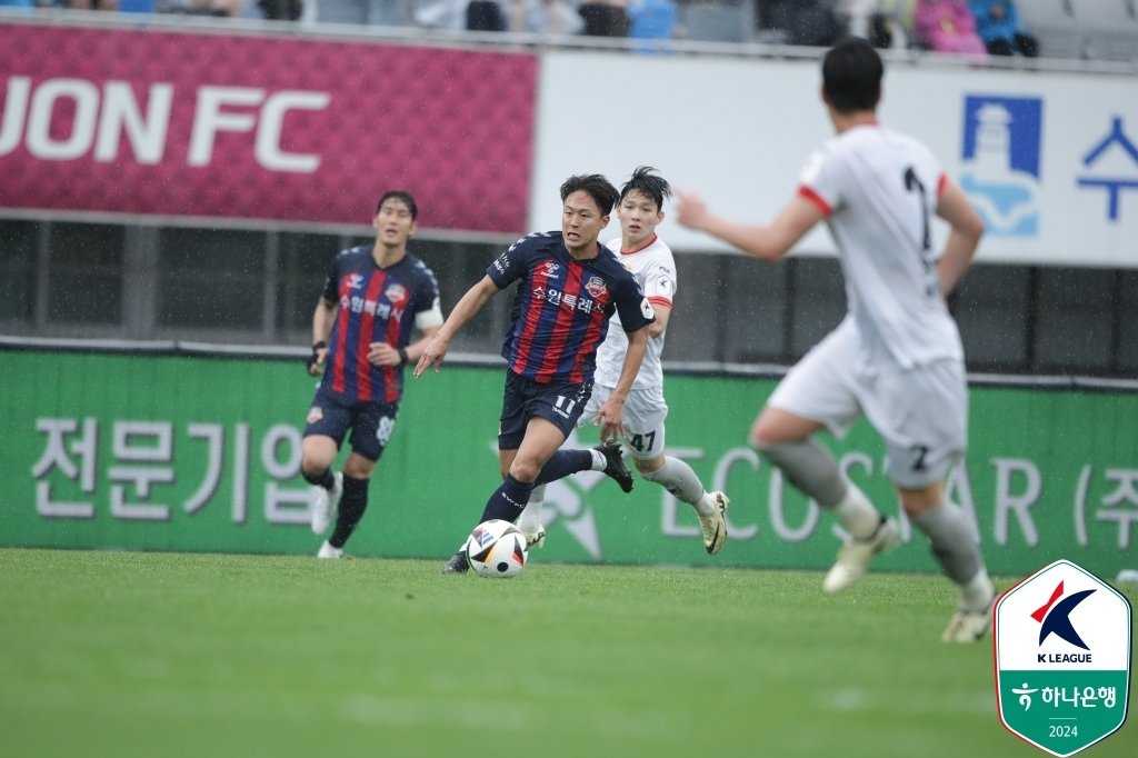 수원FC 시절 강원FC를 상대한 이승우. &#40;한국프로축구연맹 제공&#41;