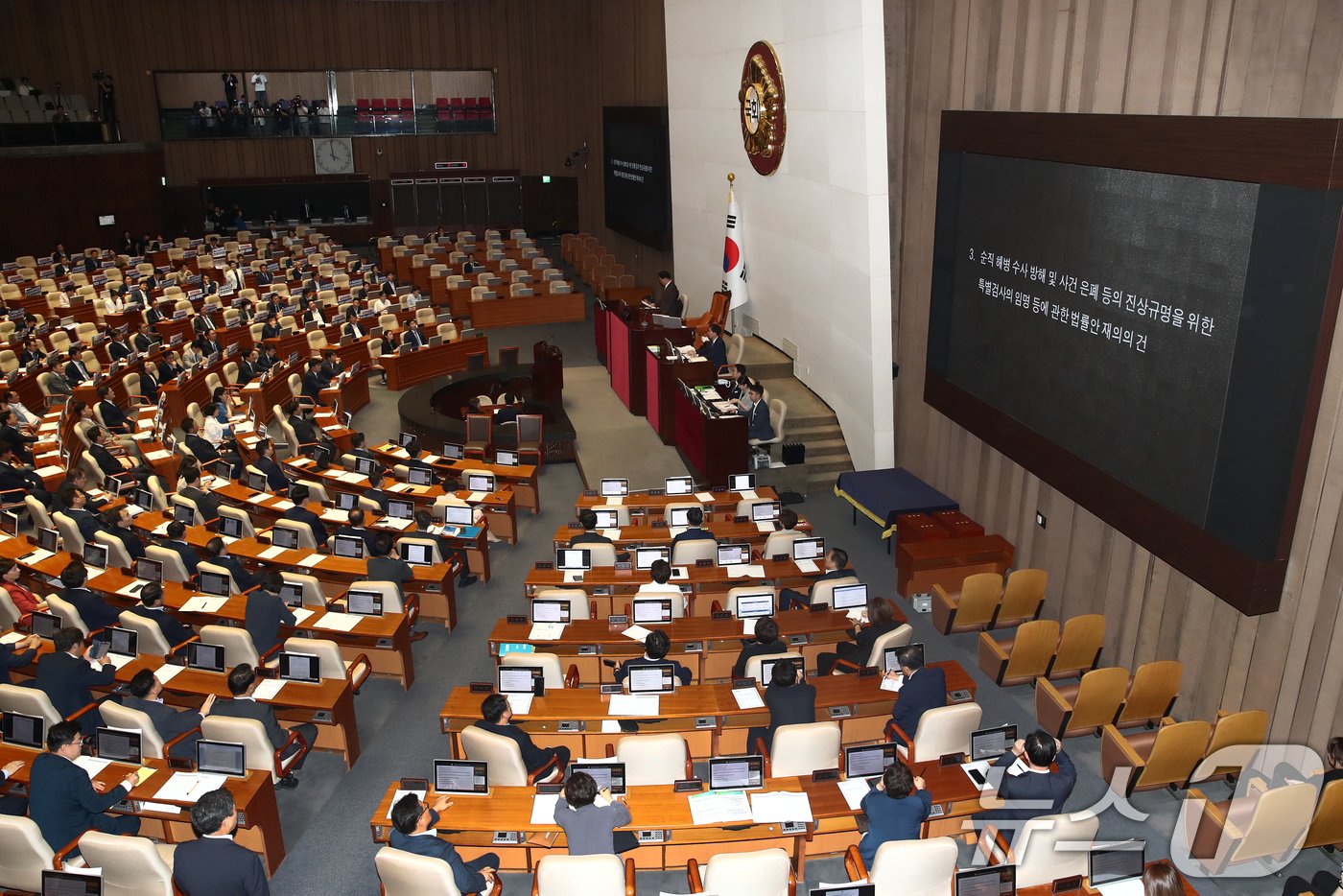 25일 오후 서울 여의도 국회에서 열린 본회의에서 채해병 특검법&#40;순직 해병 수사 방해 및 사건 은폐 등의 진상규명을 위한 특별검사의 임명 등에 관한 법률안&#41; 재의의 건이 총 투표수 229표 중, 가 194표, 부 104표, 무효 1표로 부결되고 있다. 2024.7.25/뉴스1 ⓒ News1 이광호 기자