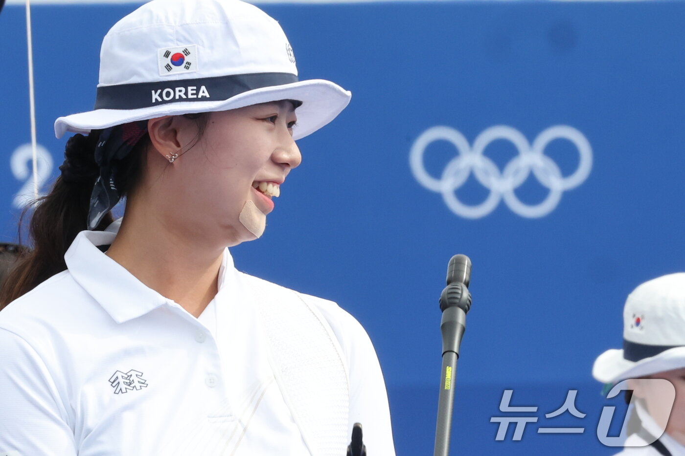 본문 이미지 - 2024 파리올림픽 대한민국 양궁대표팀 임시현이 25일(한국시간) 프랑스 파리 레쟁발리드에서 열린 여자 개인 랭킹 라운드 참가하고 있다. 2024.7.25/뉴스1 ⓒ News1 이동해 기자