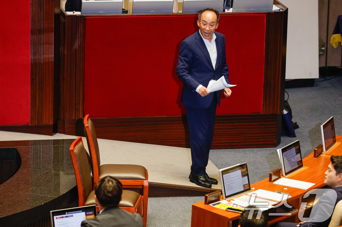 추경호 국민의힘 원내대표가 25일 오후 서울 여의도 국회에서 열린 제416회국회&#40;임시회&#41; 제1차 본회의에서 방송통신위원회의 설치 및 운영에 관한 법률 일부개정법률안 이외에 추가로 김현 더불어민주당 의원이 방송4법 심사 보고를 하자 우원식 국회의장에게 찾아가 항의한 뒤 자리로 향하고 있다. 2024.7.25/뉴스1 ⓒ News1 안은나 기자