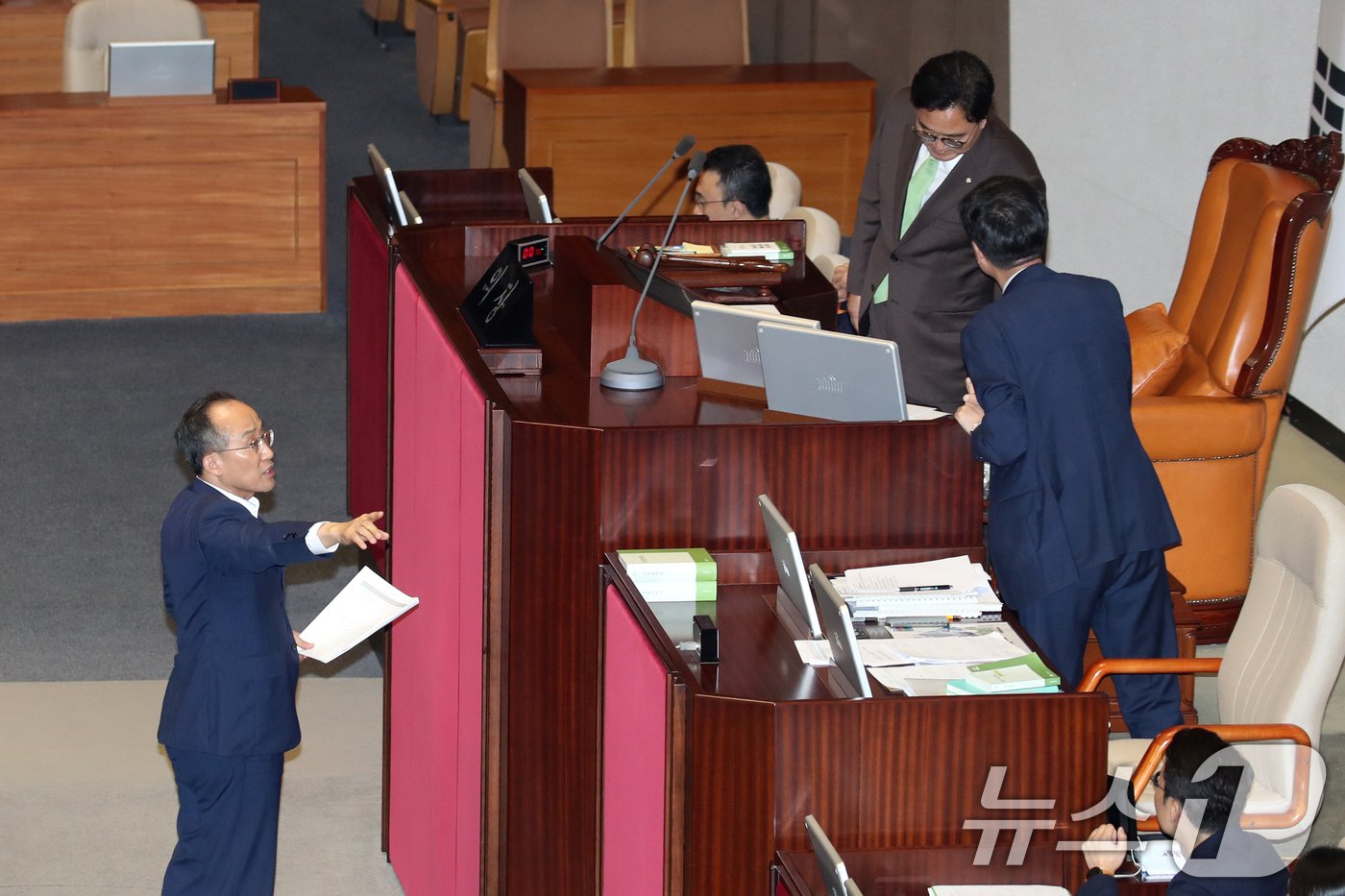 본문 이미지 - 김현 더불어민주당 의원이 25일 오후 서울 여의도 국회에서 열린 제416회국회(임시회) 제1차 본회의에서 방송통신위원회의 설치 및 운영에 관한 법률 일부개정법률안 이외에 추가로 방송4법 심사 보고를 하자 추경호 국민의힘 원내대표가 우원식 국회의장에게 찾아가 항의하고 있다. 2024.7.25/뉴스1 ⓒ News1 이광호 기자