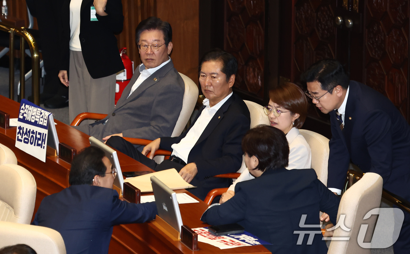 (서울=뉴스1) 김민지 기자 = 국민의힘이 방송통신위원회의 설치 및 운영에 관한 법률 일부개정법률안에 대한 무제한 토론(필리버스터)을 하고 있는 가운데 25일 오후 서울 여의도 국 …