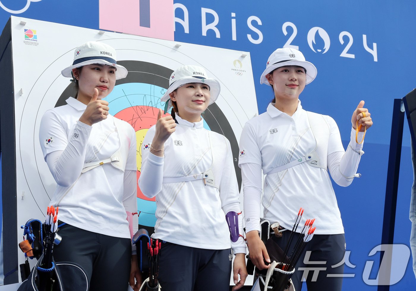 2024 파리올림픽 대한민국 양궁대표팀 임시현&#40;오른쪽부터&#41;과 남수현, 전훈영이 25일&#40;한국시간&#41; 프랑스 파리 레쟁발리드에서 열린 여자 개인 랭킹 라운드에서 3명의 점수를 합산해 매기는 랭킹라운드에 2046점을 세우며 올림픽 신기록 달성, 과녁 앞에서 기념촬영 하고 있다. 2024.7.25/뉴스1 ⓒ News1 이동해 기자