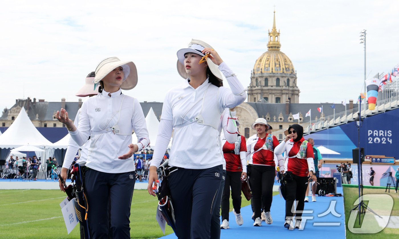 2024 파리올림픽 대한민국 양궁대표팀 임시현과 전훈영이 25일&#40;한국시간&#41; 프랑스 파리 레쟁발리드에서 열린 여자 개인 랭킹 라운드에서 기록 확인을 위해 과녁으로 향하고 있다. 2024.7.25/뉴스1 ⓒ News1 이동해 기자