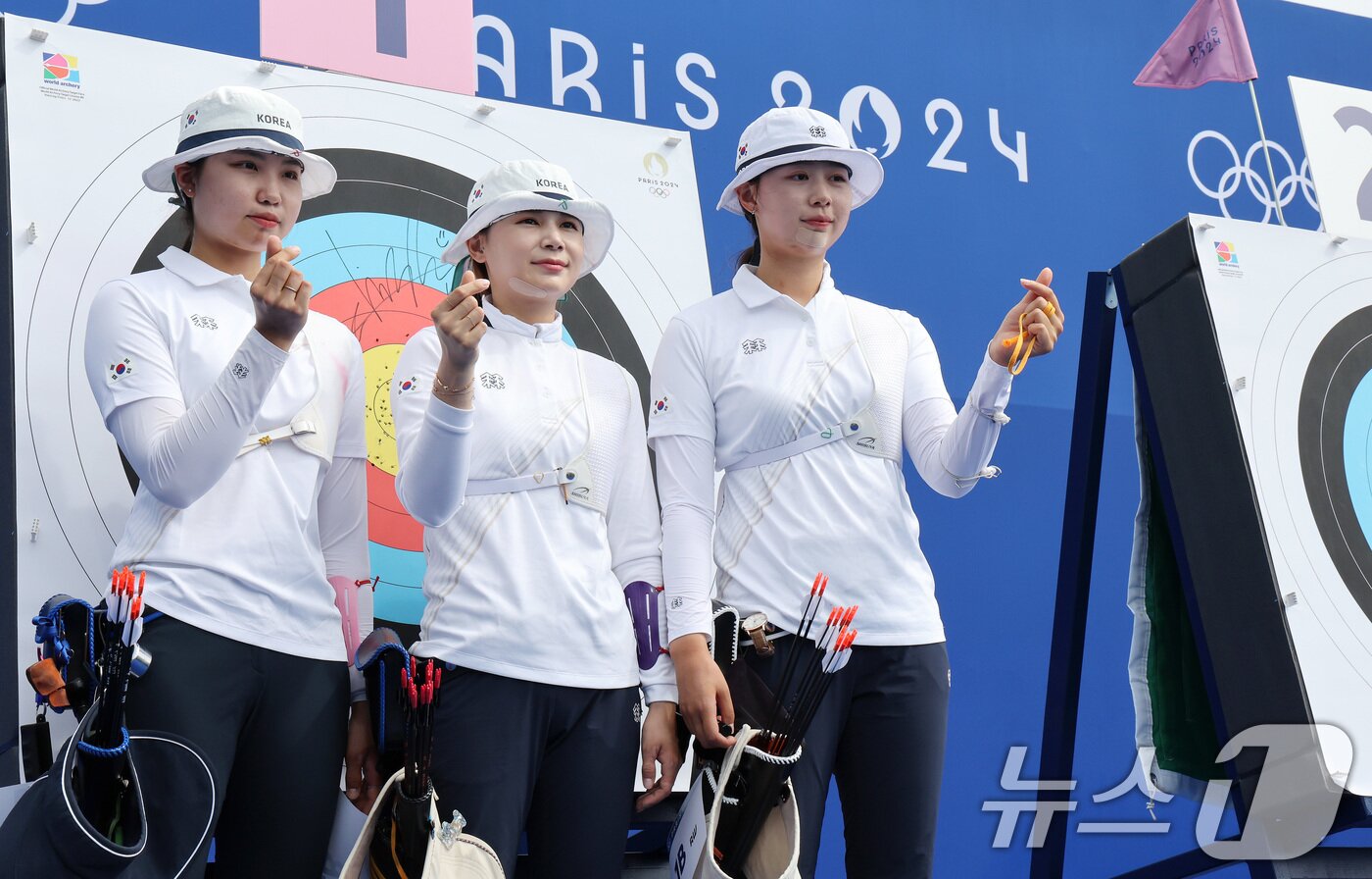 본문 이미지 - 2024 파리올림픽 대한민국 양궁대표팀 임시현&#40;오른쪽부터&#41;과 남수현, 전훈영이 25일&#40;한국시간&#41; 프랑스 파리 레쟁발리드에서 열린 여자 개인 랭킹 라운드에서 3명의 점수를 합산해 매기는 랭킹라운드에 2046점을 세우며 올림픽 신기록 달성, 과녁 앞에서 기념촬영 하고 있다. 2024.7.25/뉴스1 ⓒ News1 이동해 기자