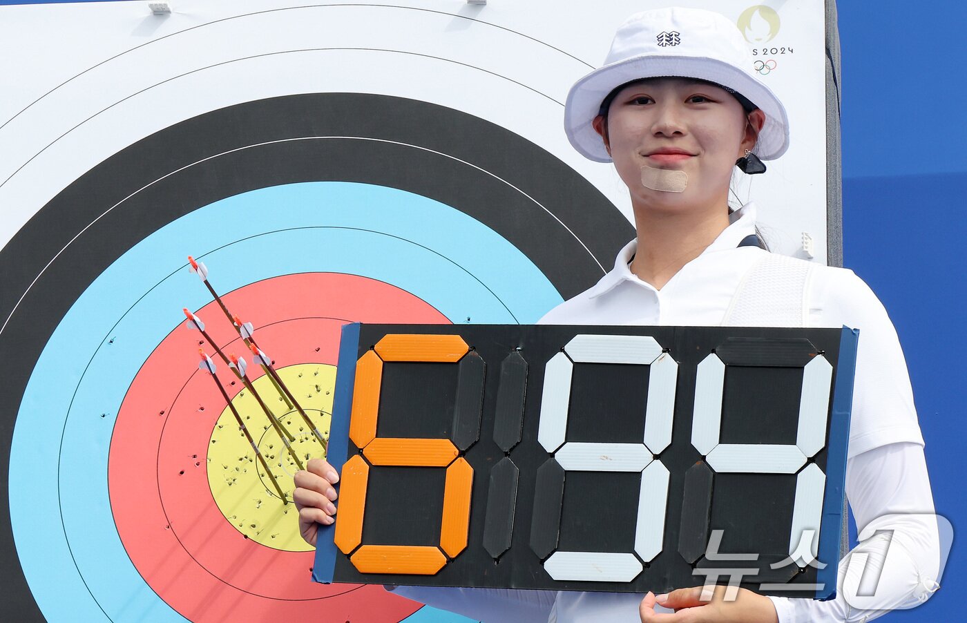본문 이미지 - 2024 파리올림픽 대한민국 양궁대표팀 임시현이 25일&#40;한국시간&#41; 프랑스 파리 레쟁발리드에서 열린 여자 개인 랭킹 라운드에서 694점으로 세계신기록을 세운 뒤 기념촬영 하고 있다. 2024.7.25/뉴스1 ⓒ News1 이동해 기자