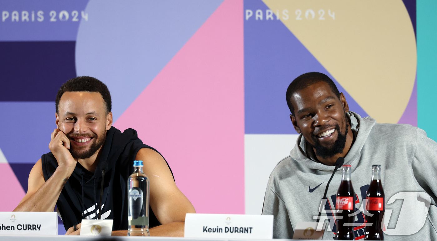 (파리(프랑스)=뉴스1) 박정호 기자 = 25일 오후(한국시간) 프랑스 파리 올림픽 메인 미디어 센터에서 미국 남자 농구대표팀 스테판 커리와 케빈 듀란트가 기자회견을 하고 있다. …